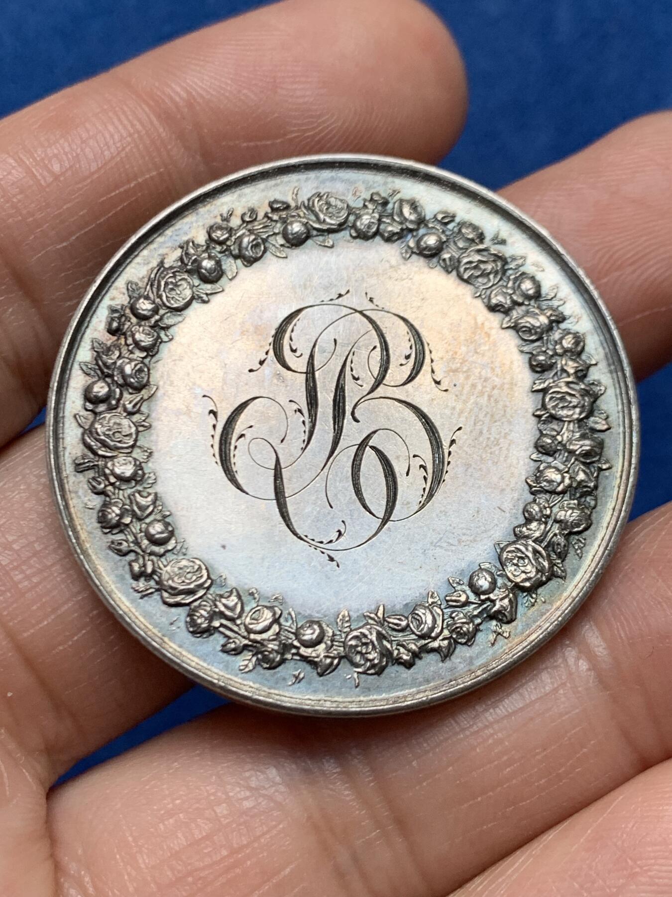 《竞宝斋》第466场 周日，周一 2场连拍 （全场包邮）欢迎送拍 法国结婚纪念银章，25.03g，39mm，手指银标边铭。