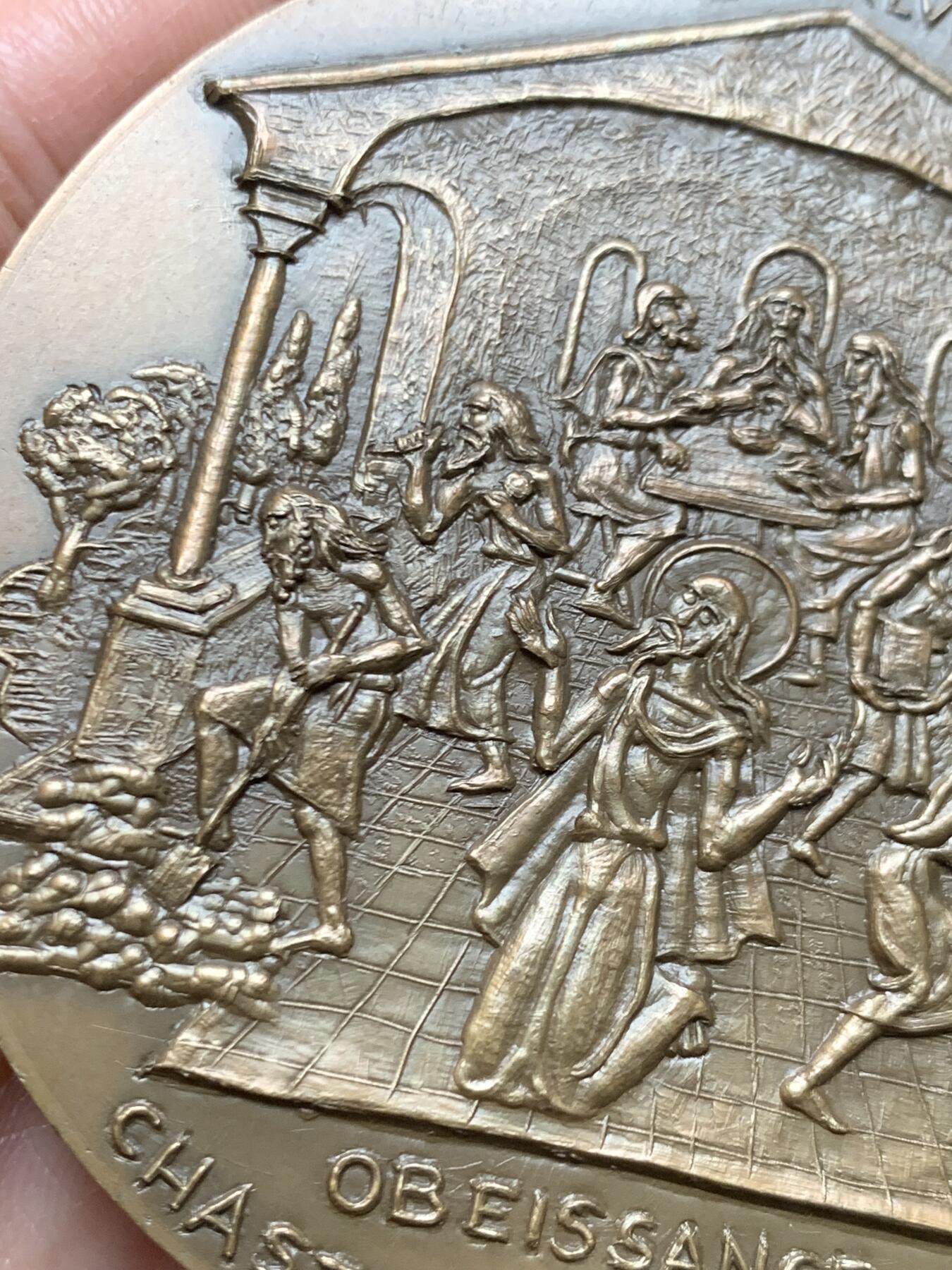 《竞宝斋》第466场 周日，周一 2场连拍 （全场包邮）欢迎送拍 法国宗教题材圣帕科姆青铜艺术奖章，瑞士籍雕刻师Robert Tschudin（罗伯特·楚丁）创作，章牌直径71.5毫米，179.2克大章，首拍品种。圣帕科姆--公元4世纪的基督教隐修士，也是基督教历史上首个集体隐修制度的创立者。