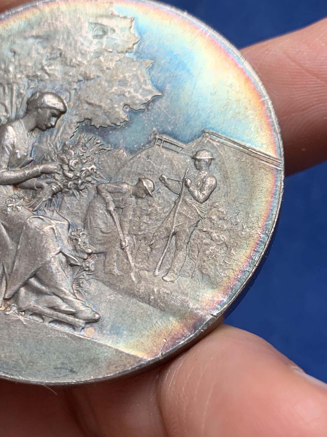 《竞宝斋》第466场 周日，周一 2场连拍 （全场包邮）欢迎送拍 法国阿列省园艺协会大银章 菱形野猪头银标 63.4克 50.3mm