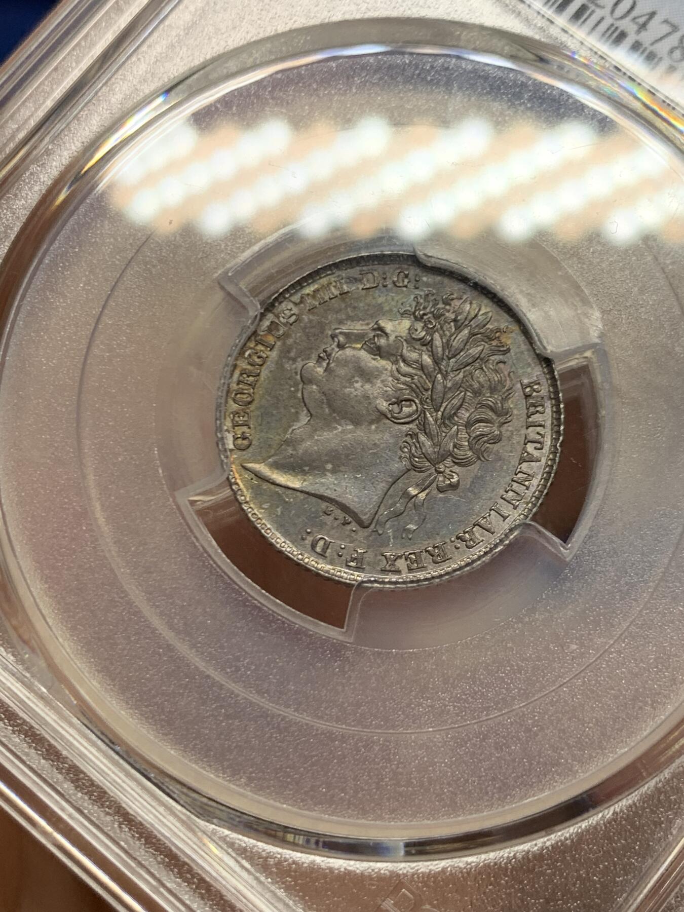 《竞宝斋》第466场 周日，周一 2场连拍 （全场包邮）欢迎送拍 PCGS MS63 英国1824年乔治四世6便士银币  较少见的盾徽版本 五彩欧洲包浆 实物很美