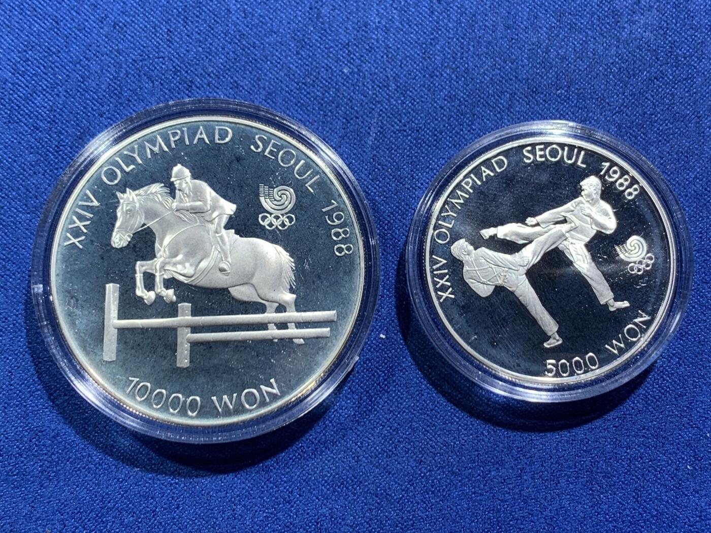 《竞宝斋》第466场 周日，周一 2场连拍 （全场包邮）欢迎送拍 韩国1988年1万元和5千元精制银币套 汉城奥运会-马术和跆拳道 33.62和16.81克 925银 盒证全