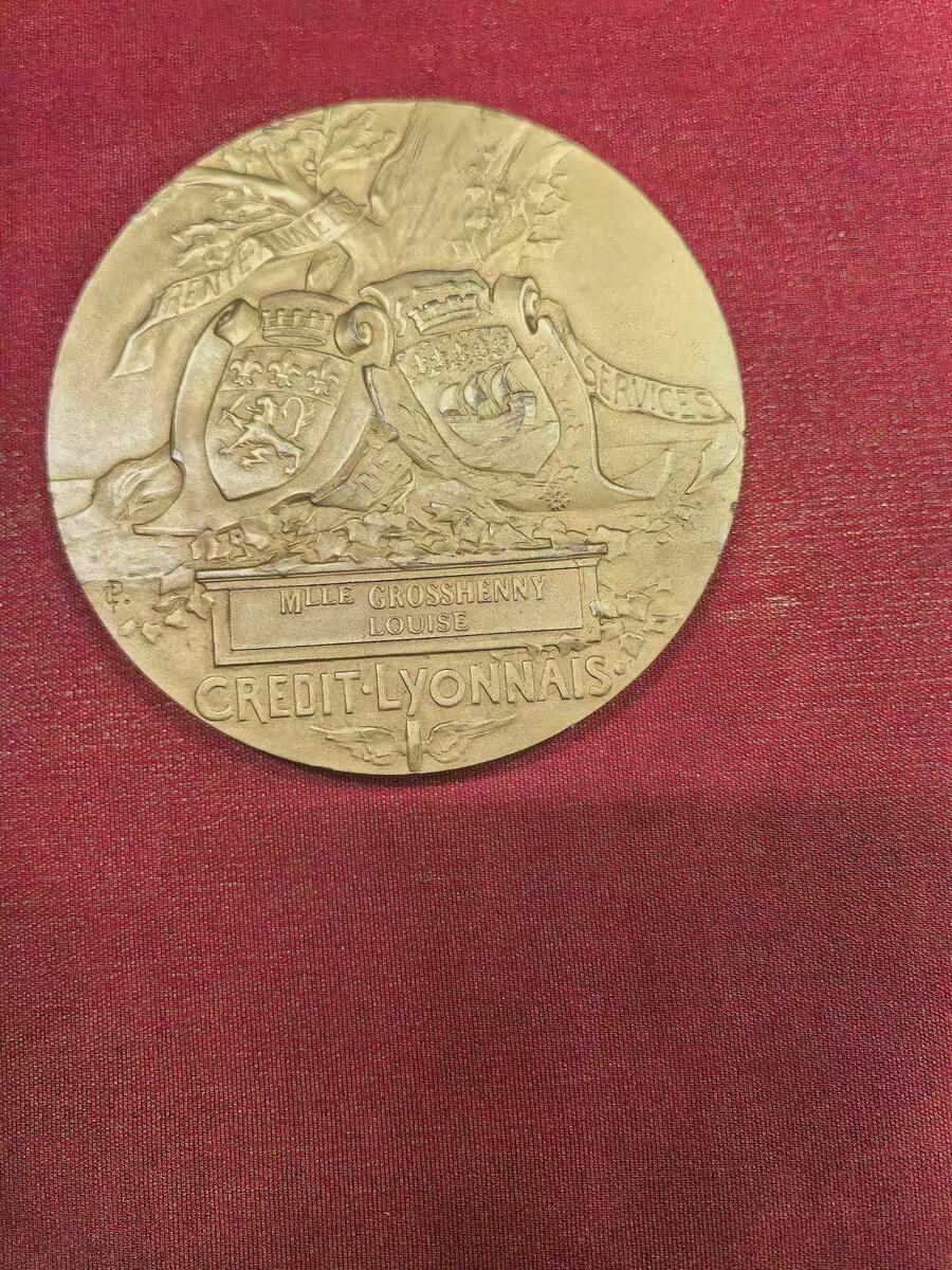 欧洲铜章和回流杂项第一场 欧洲铜章 铜章深度解析：里昂信贷银行创始人亨利·热尔曼纪念铜章 这枚铜章是为了纪念法国里昂信贷银行（Crédit Lyonnais）的创始人 亨利·热尔曼（Henri Germain） 而创作的，由著名雕刻家 夏尔·皮列（Charles Pillet） 于1910年完成