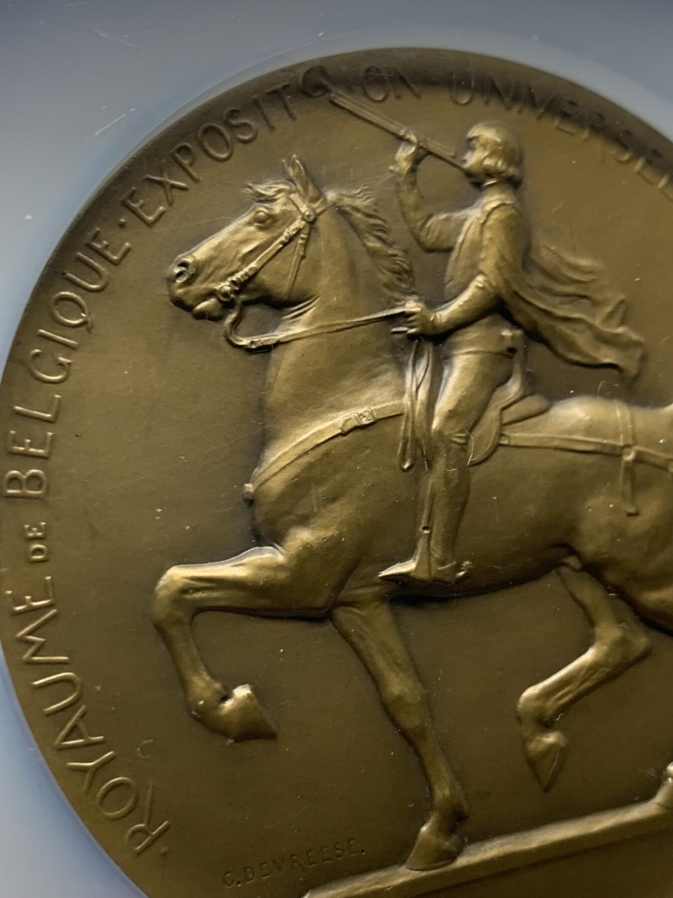 《竞宝斋》第466场 周日，周一 2场连拍 （全场包邮）欢迎送拍 NGC MS65BN 超高分 比利时环球博览会布鲁塞尔1910年艺术奖章，世博题材名章。大师 Devreese经典作品之一，直径：71mm，重：125克，加大加厚盒