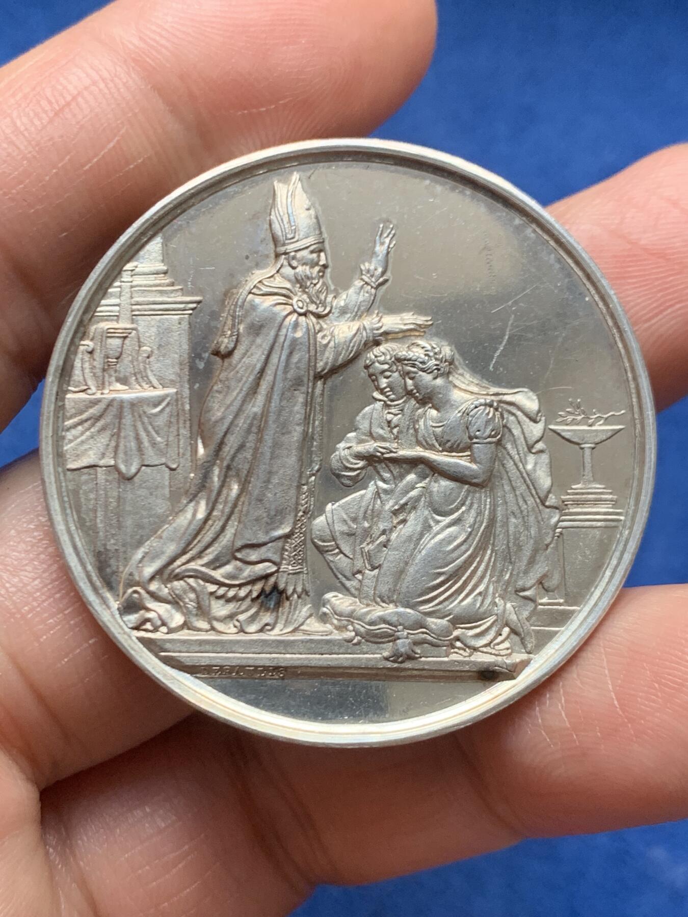 《竞宝斋》第466场 周日，周一 2场连拍 （全场包邮）欢迎送拍 法国1854婚姻与爱情纪念银章，31.41g，41.3mm，超大规格，手指边铭，镜面感，状态犀利。