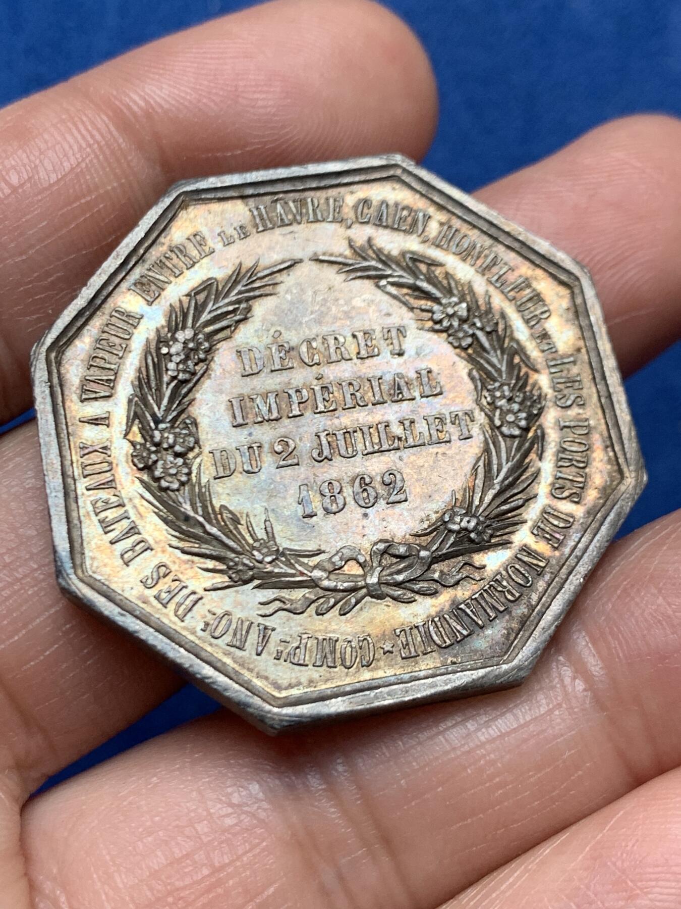 《竞宝斋》第466场 周日，周一 2场连拍 （全场包邮）欢迎送拍 法国1862年巴黎蒸汽船公司在诺曼底港口的银质通行证 正面是勒阿弗尔和翁夫勒的徽章 1882年使用 蜜蜂银标 25.05克 37.5mm