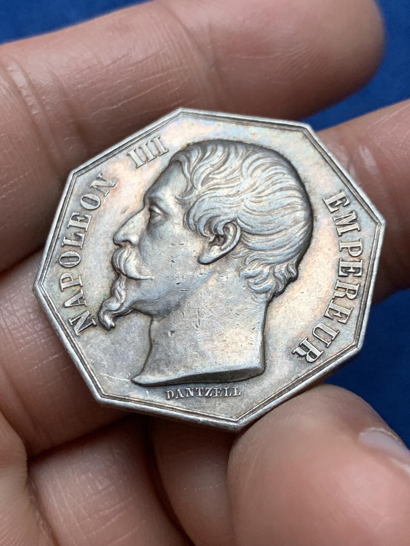 《竞宝斋》第466场 周日，周一 2场连拍 （全场包邮）欢迎送拍 法国帝国之鹰盾徽 法国拿破仑三世银质八角代币，少见品种 。手指边铭，该八角为法国官方机构所铸造的纪念章，用于彰显皇帝权威及国家重要部门的荣誉。铭文显示其与“法国御玺官”，正面刻有拿破仑三世的左侧肖像，周围铭文为 “NAPOLÉON III EMPEREUR”，直径：30.8mm，重量：15.12g