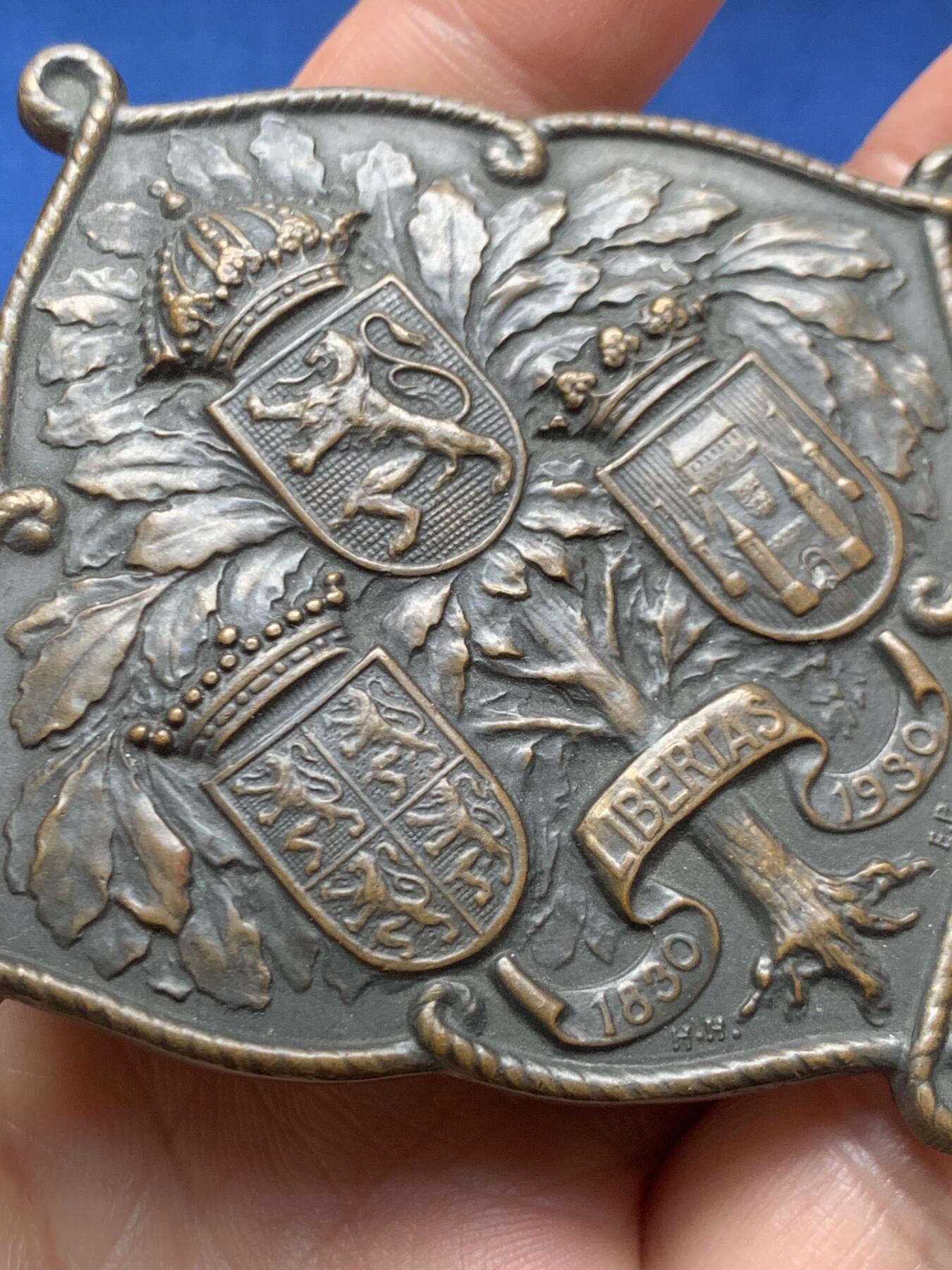 《竞宝斋》第466场 周日，周一 2场连拍 （全场包邮）欢迎送拍 1930年比利时蒙斯市旗游行纪念铜章 异形 重约87.7克 57.3mm