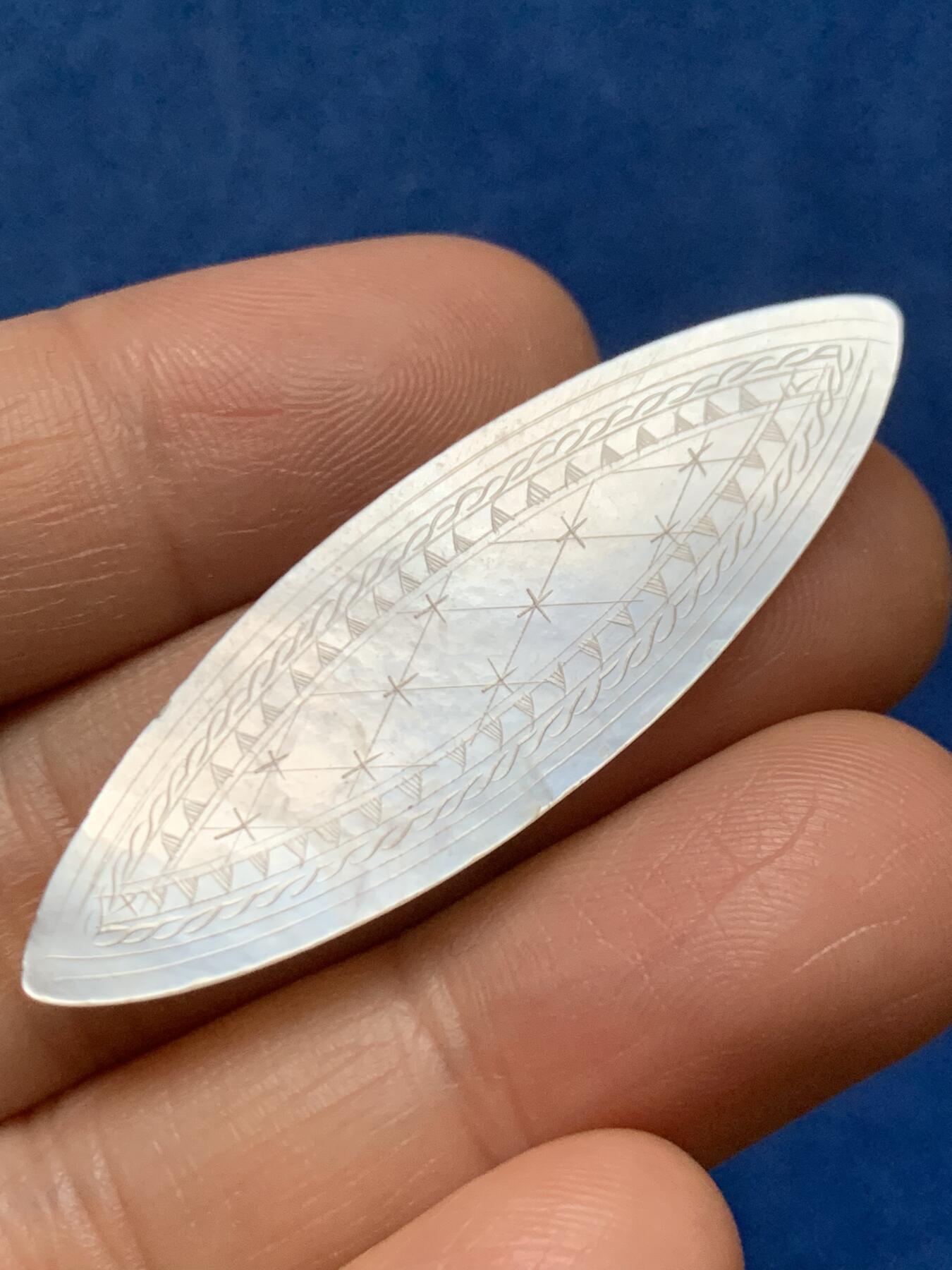 《竞宝斋》第466场 周日，周一 2场连拍 （全场包邮）欢迎送拍 四枚一组 英国一线回流清螺钿贝母筹码，菱形或椭圆形，手工精雕，图款皆不同，莹光宝气。