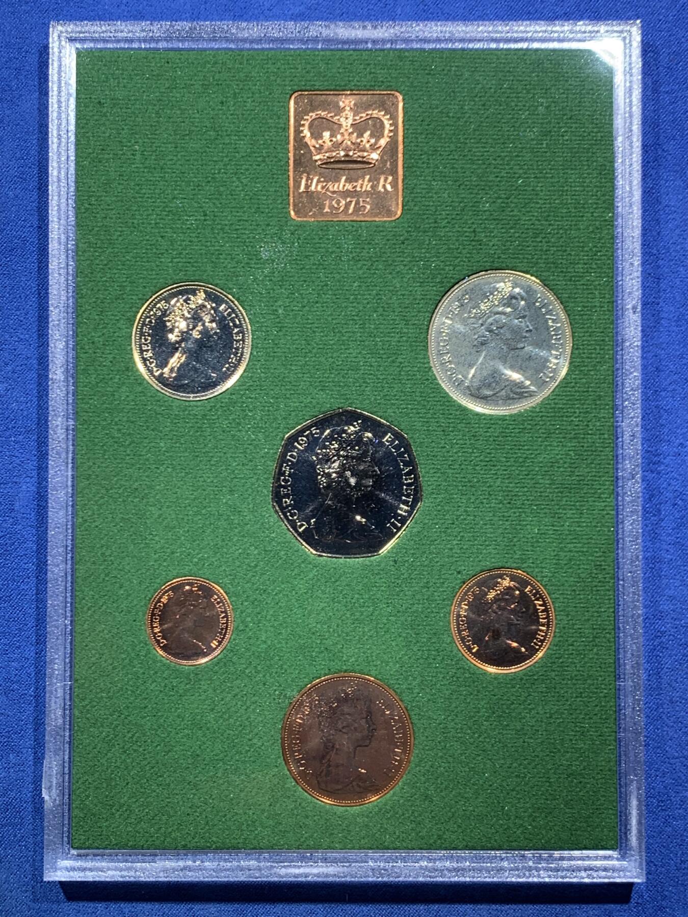 《竞宝斋》第466场 周日，周一 2场连拍 （全场包邮）欢迎送拍 英国1975年精制套币 礼品装 6枚币和1枚章