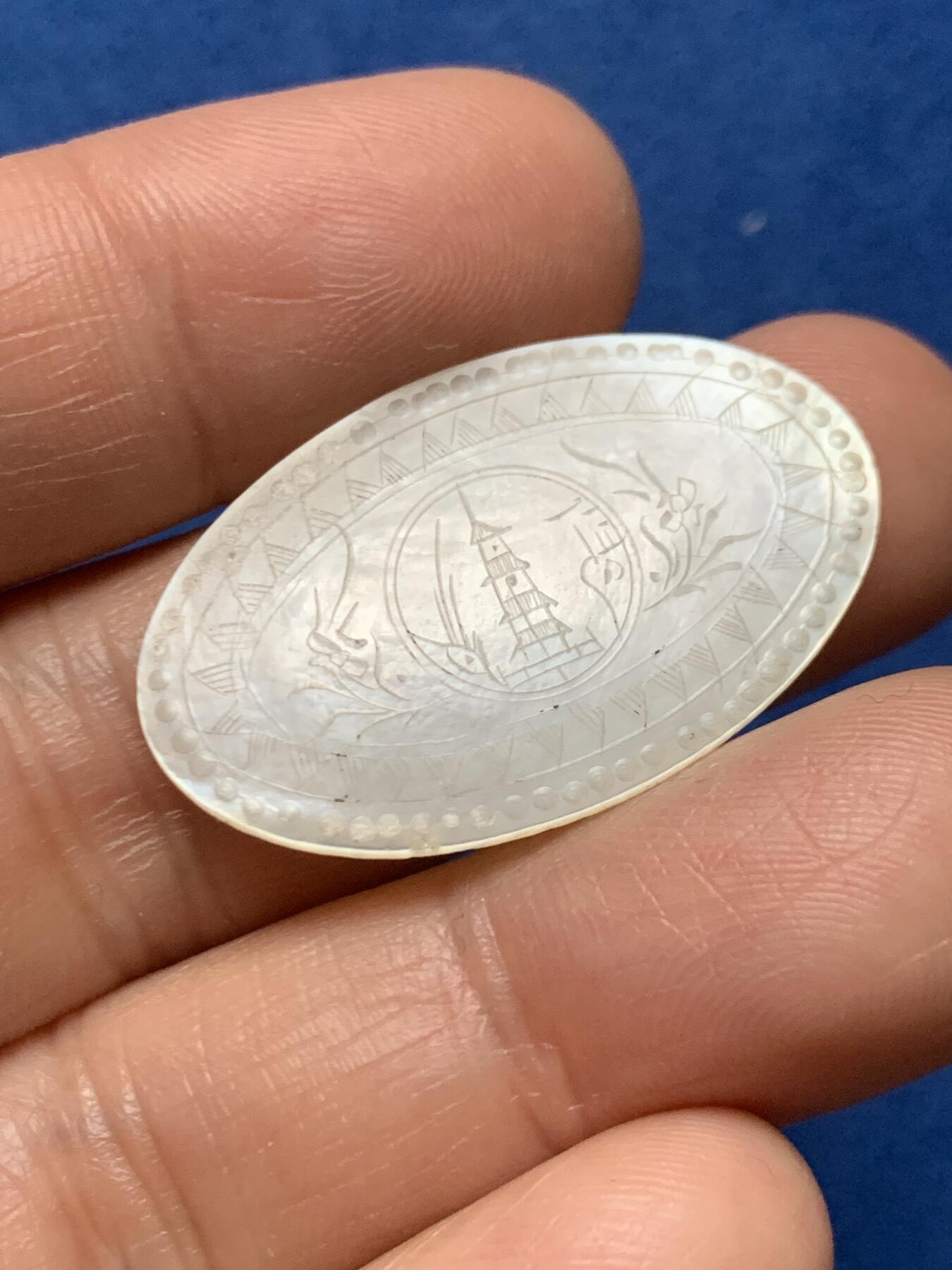 《竞宝斋》第466场 周日，周一 2场连拍 （全场包邮）欢迎送拍 四枚一组 英国一线回流清螺钿贝母筹码，菱形或椭圆形，手工精雕，图款皆不同，莹光宝气。