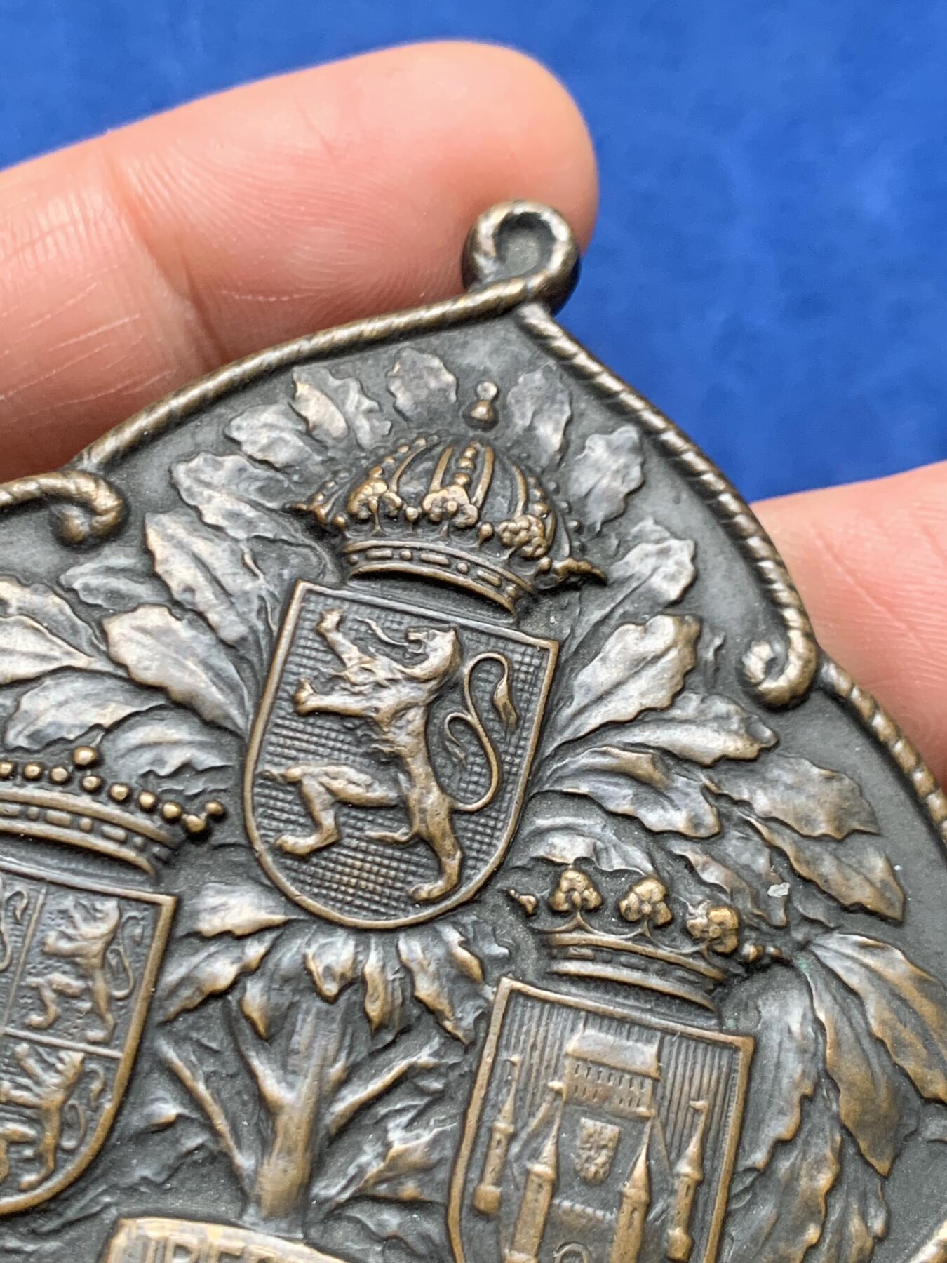 《竞宝斋》第466场 周日，周一 2场连拍 （全场包邮）欢迎送拍 1930年比利时蒙斯市旗游行纪念铜章 异形 重约87.7克 57.3mm