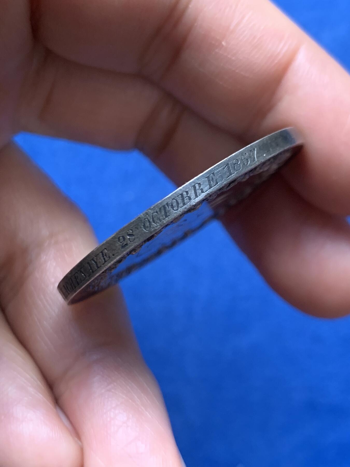 《竞宝斋》第466场 周日，周一 2场连拍 （全场包邮）欢迎送拍 法国结婚纪念银章，25.03g，39mm，手指银标边铭。