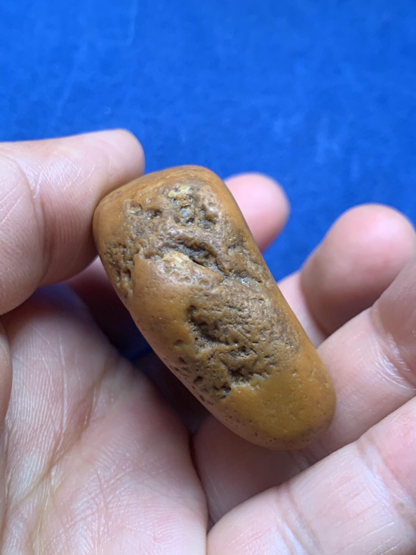 《竞宝斋》第466场 周日，周一 2场连拍 （全场包邮）欢迎送拍 黄蜡石石雕·观音 手把件，背面心经，重79.7克，皮壳糙手，适合手搓