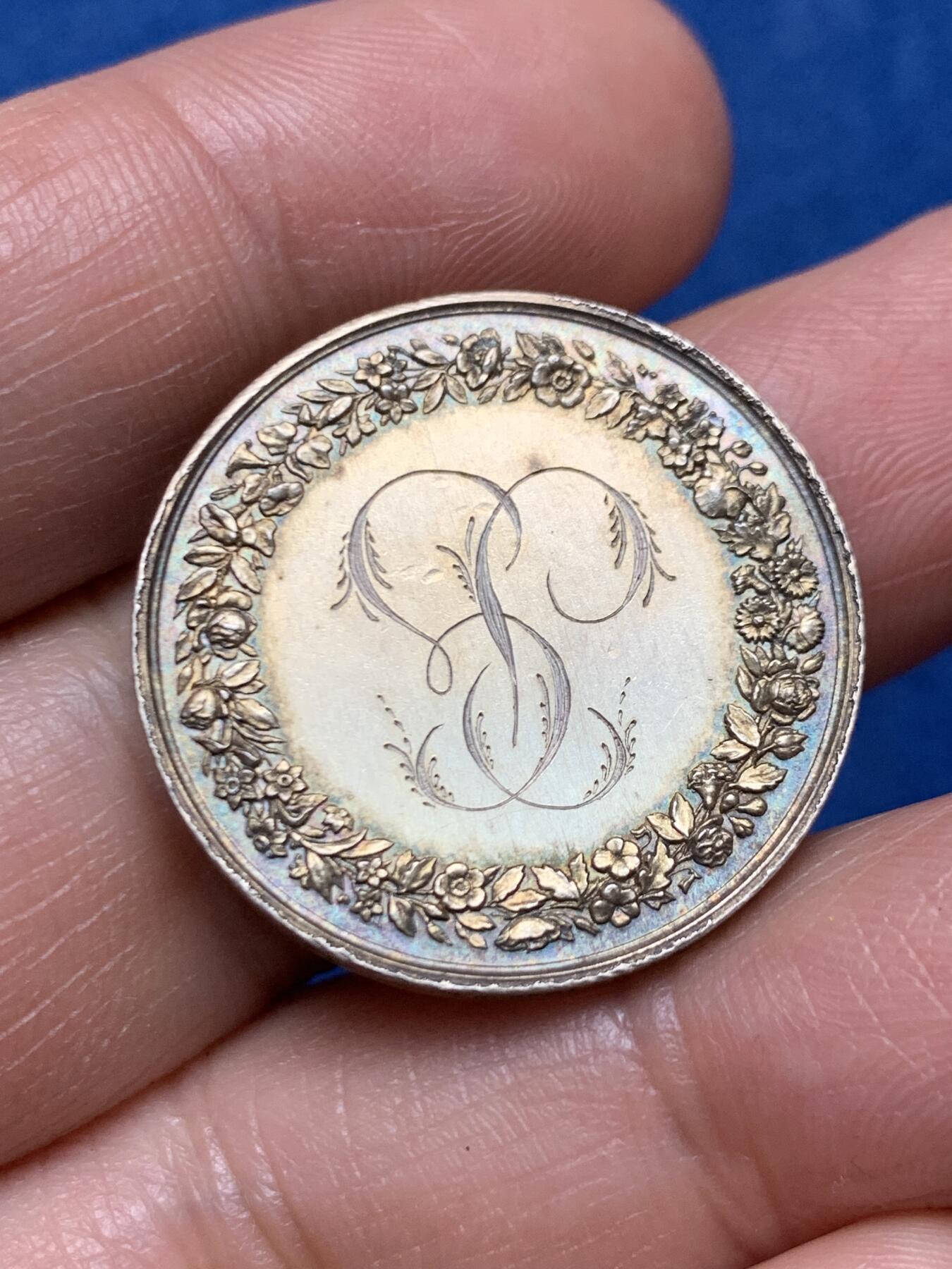 《竞宝斋》第466场 周日，周一 2场连拍 （全场包邮）欢迎送拍 法国1855年镀金结婚纪念银章，AR手指边铭950银，边铭结婚信息深刻，27.2mm，10.1克