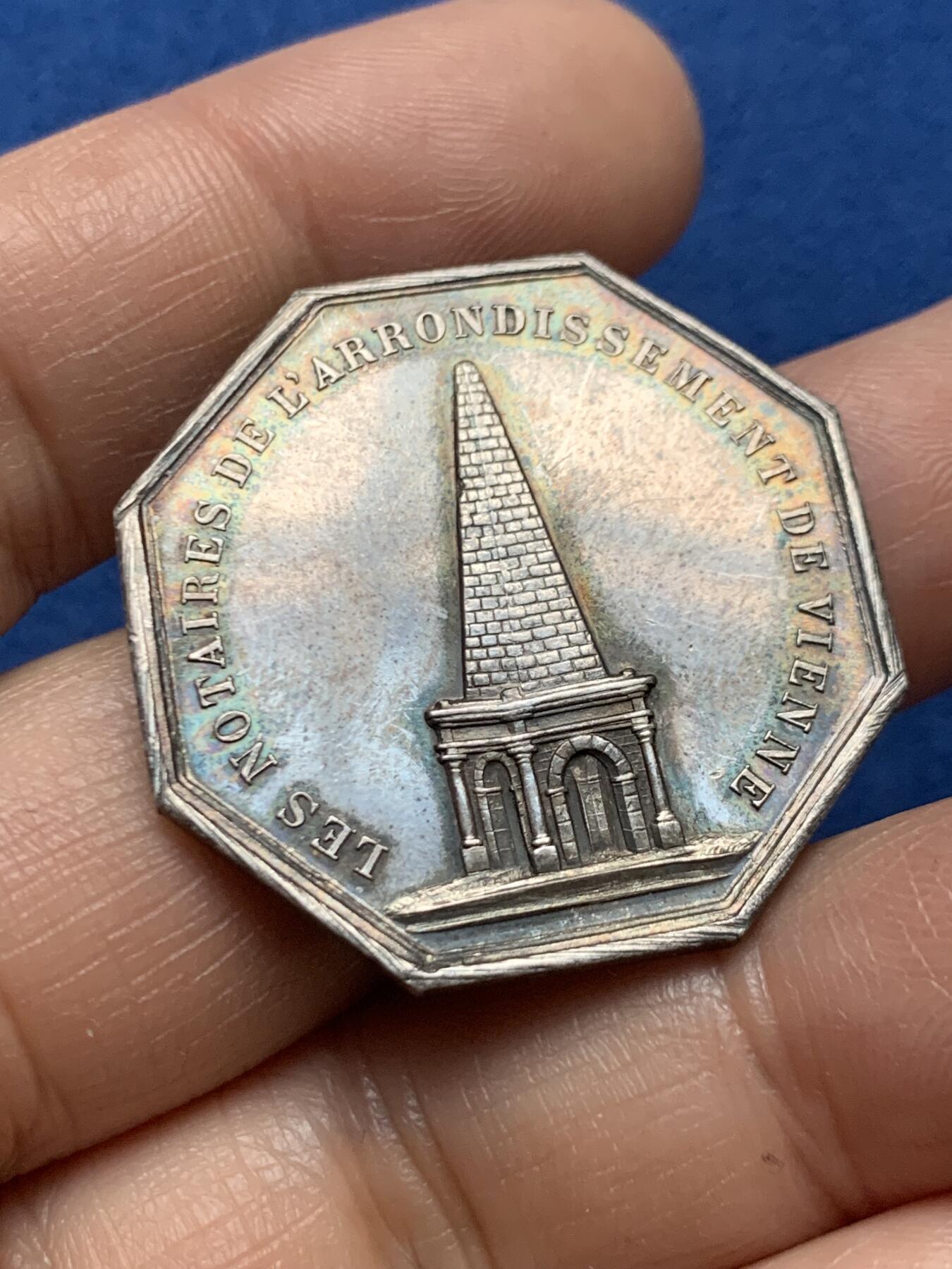 《竞宝斋》第466场 周日，周一 2场连拍 （全场包邮）欢迎送拍 1837年法国维埃纳省公证人八角银质代币，直径：33mm，重：14g，丰饶角银标