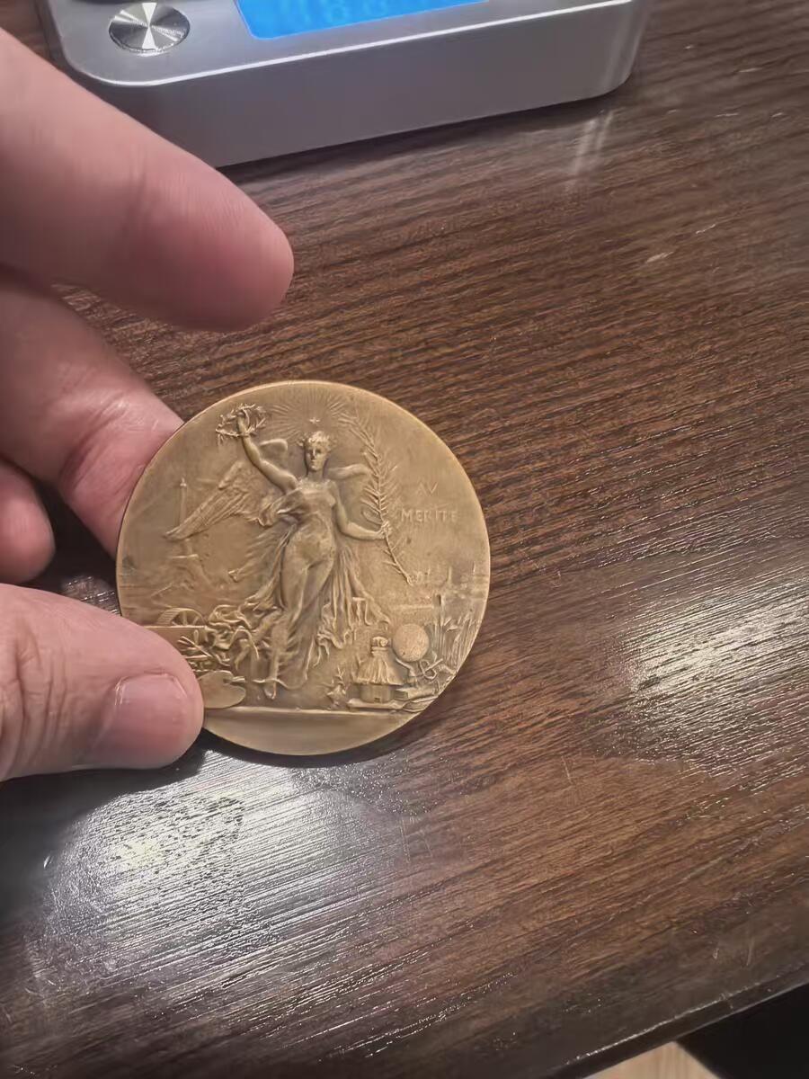 欧洲铜章和回流杂项第一场 法国“AV MERITE”戛纳博览会铜质奖章 这是一枚为1900年左右在法国戛纳举办的欧洲博览会（Exposition Européenne de Cannes）而颁发的铜质功绩奖章，由著名雕刻师Oscar Roty（奥斯卡·罗蒂）设计。