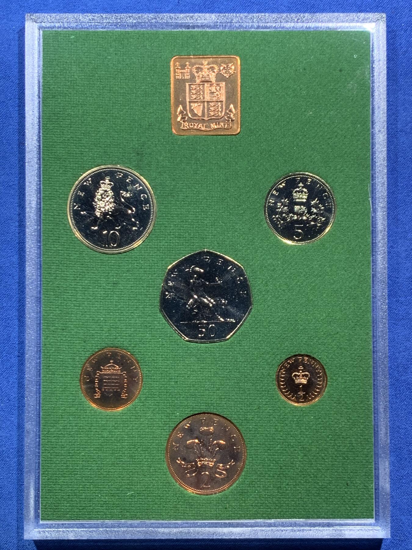 《竞宝斋》第466场 周日，周一 2场连拍 （全场包邮）欢迎送拍 英国1975年精制套币 礼品装 6枚币和1枚章