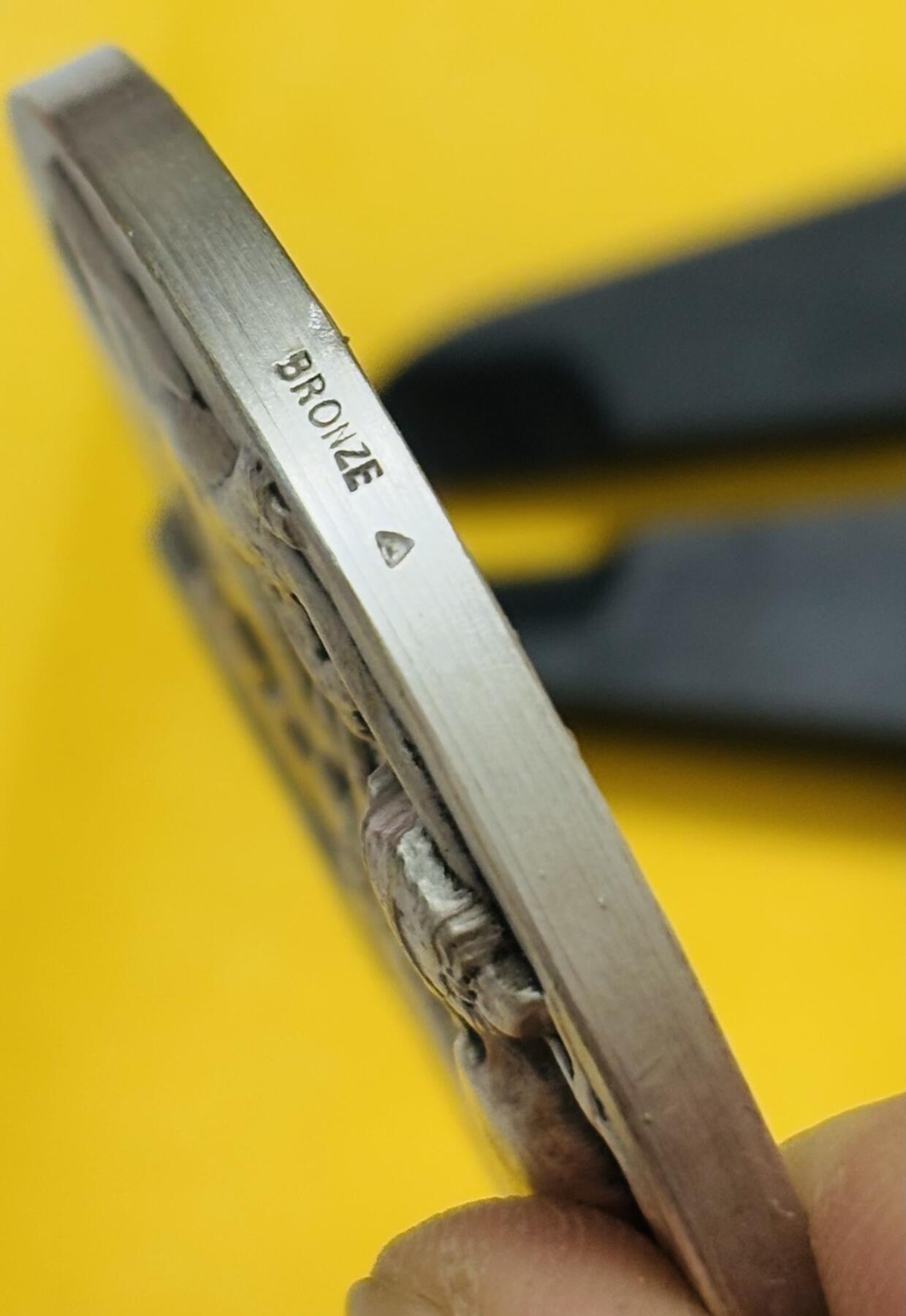 文馨钱币收藏第 295 场，（元宵场）各种银币散币纪念章，长期接代拍业务 法国电力燃气公司大型纪念章，正面是神话人物普罗米修斯跪地献火场景，背面是高压输电塔与电网架构，由比利时著名雕刻师亨利德罗普西雕刻签名，细节看图