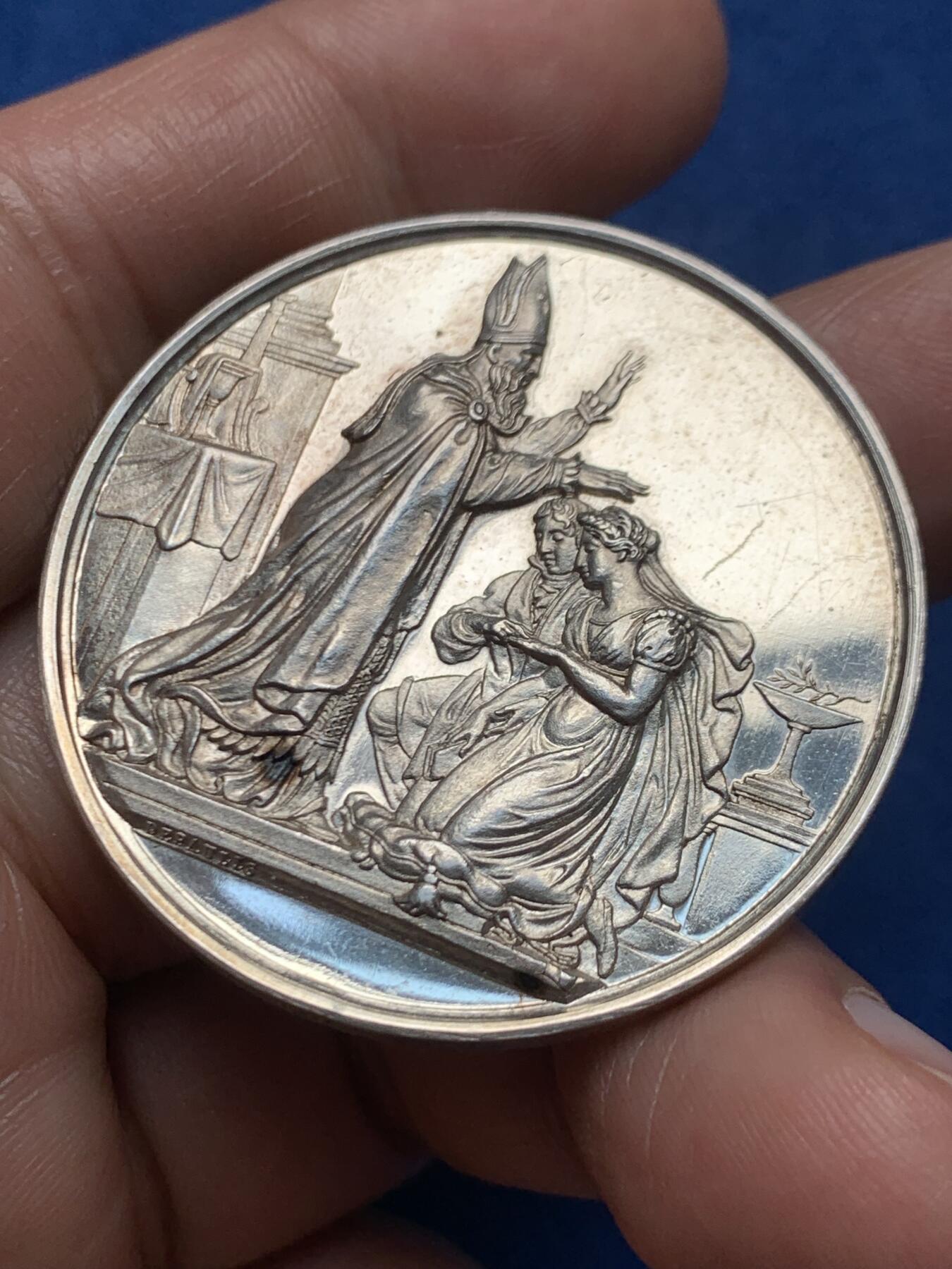 《竞宝斋》第466场 周日，周一 2场连拍 （全场包邮）欢迎送拍 法国1854婚姻与爱情纪念银章，31.41g，41.3mm，超大规格，手指边铭，镜面感，状态犀利。