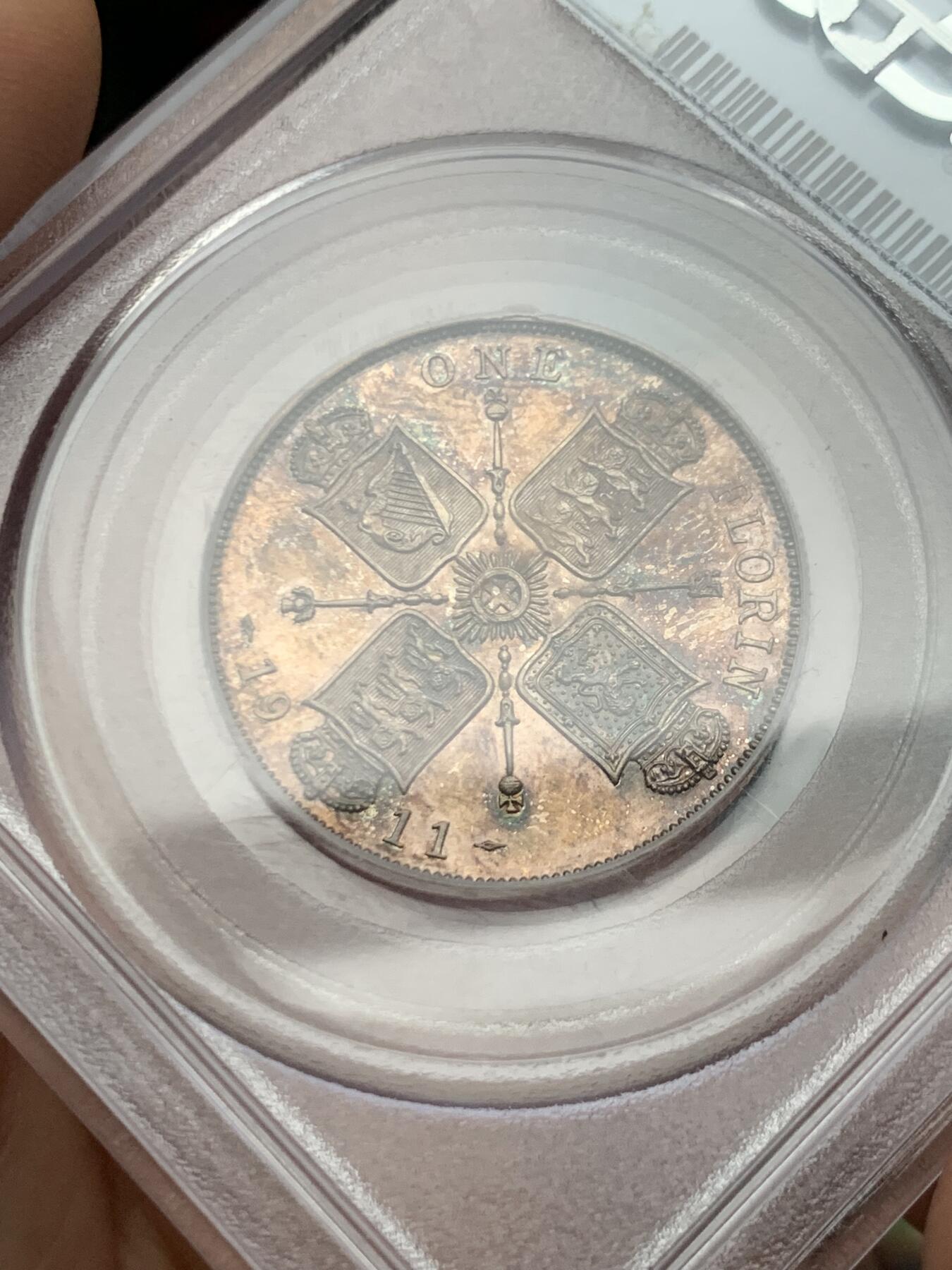 《竞宝斋》第466场 周日，周一 2场连拍 （全场包邮）欢迎送拍 PCGS PR64 英国1911乔五精制弗罗林银币，铸量6000枚。人像深峻，镜面感超强，金彩包浆，状态极佳的一颗。pc早期小白盒严评，换盒有机会加分。盒子支撑有磕