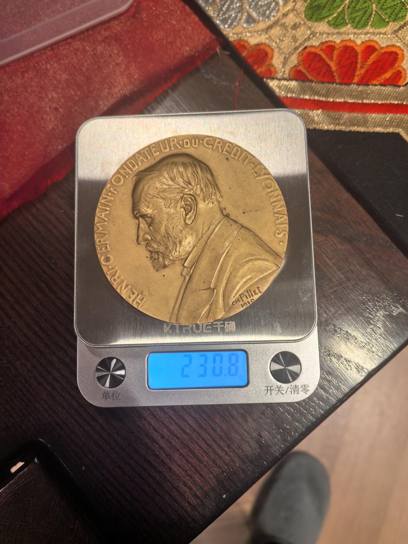 欧洲铜章和回流杂项第一场 欧洲铜章 铜章深度解析：里昂信贷银行创始人亨利·热尔曼纪念铜章 这枚铜章是为了纪念法国里昂信贷银行（Crédit Lyonnais）的创始人 亨利·热尔曼（Henri Germain） 而创作的，由著名雕刻家 夏尔·皮列（Charles Pillet） 于1910年完成