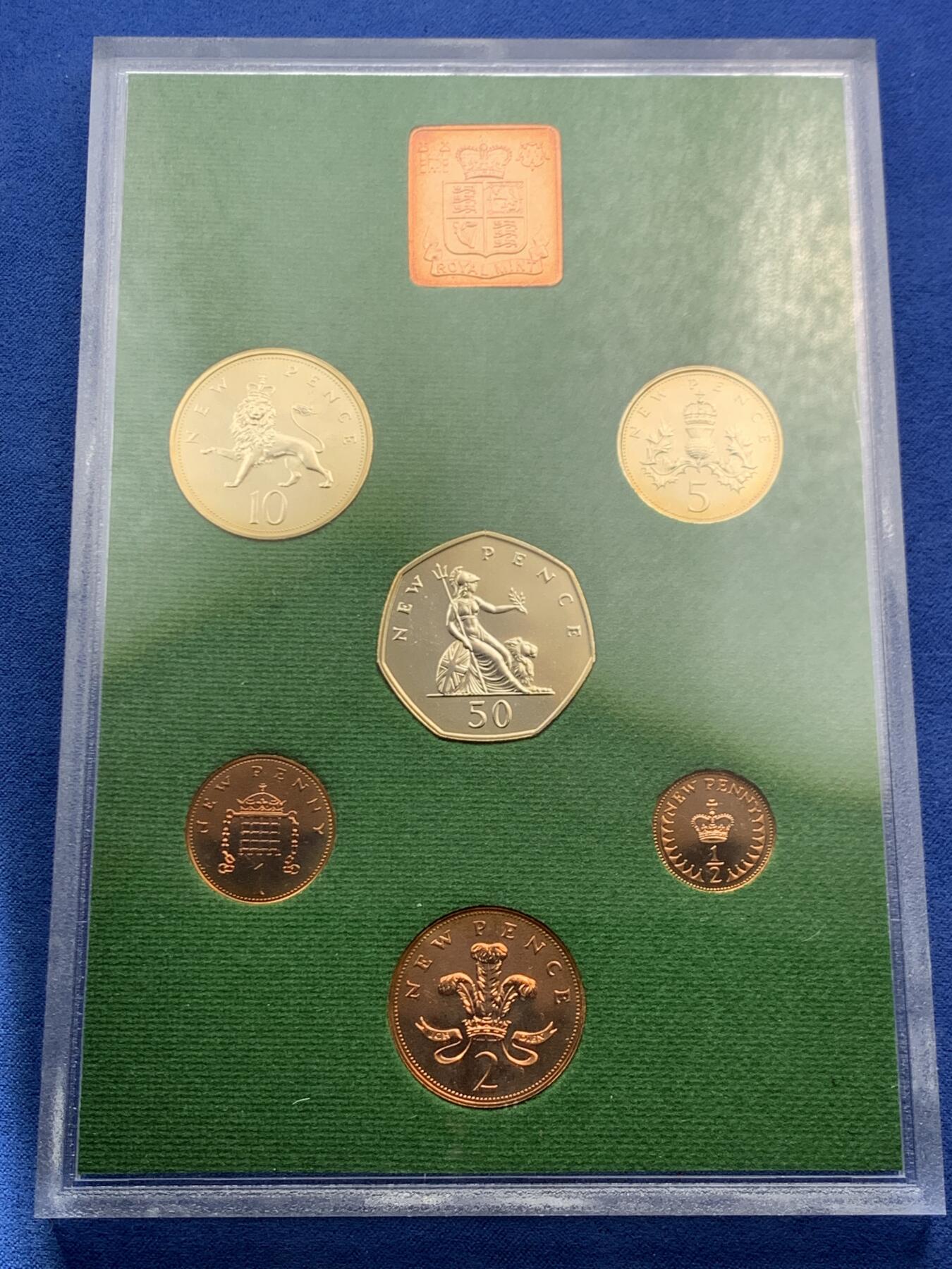 《竞宝斋》第466场 周日，周一 2场连拍 （全场包邮）欢迎送拍 英国1975年精制套币 礼品装 6枚币和1枚章