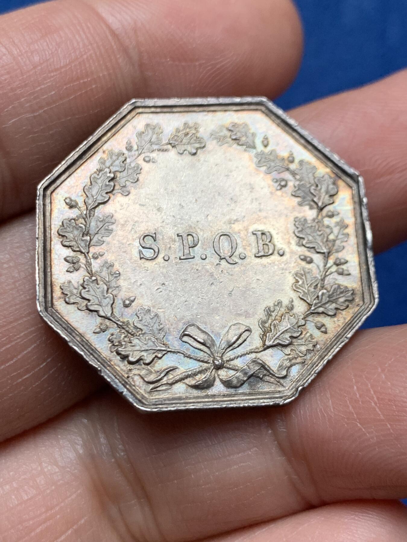 《竞宝斋》第466场 周日，周一 2场连拍 （全场包邮）欢迎送拍 八角代币 大天使圣米迦勒屠魔，早期原铸无边铭，材质 950银，重量11.8g，尺寸31mm