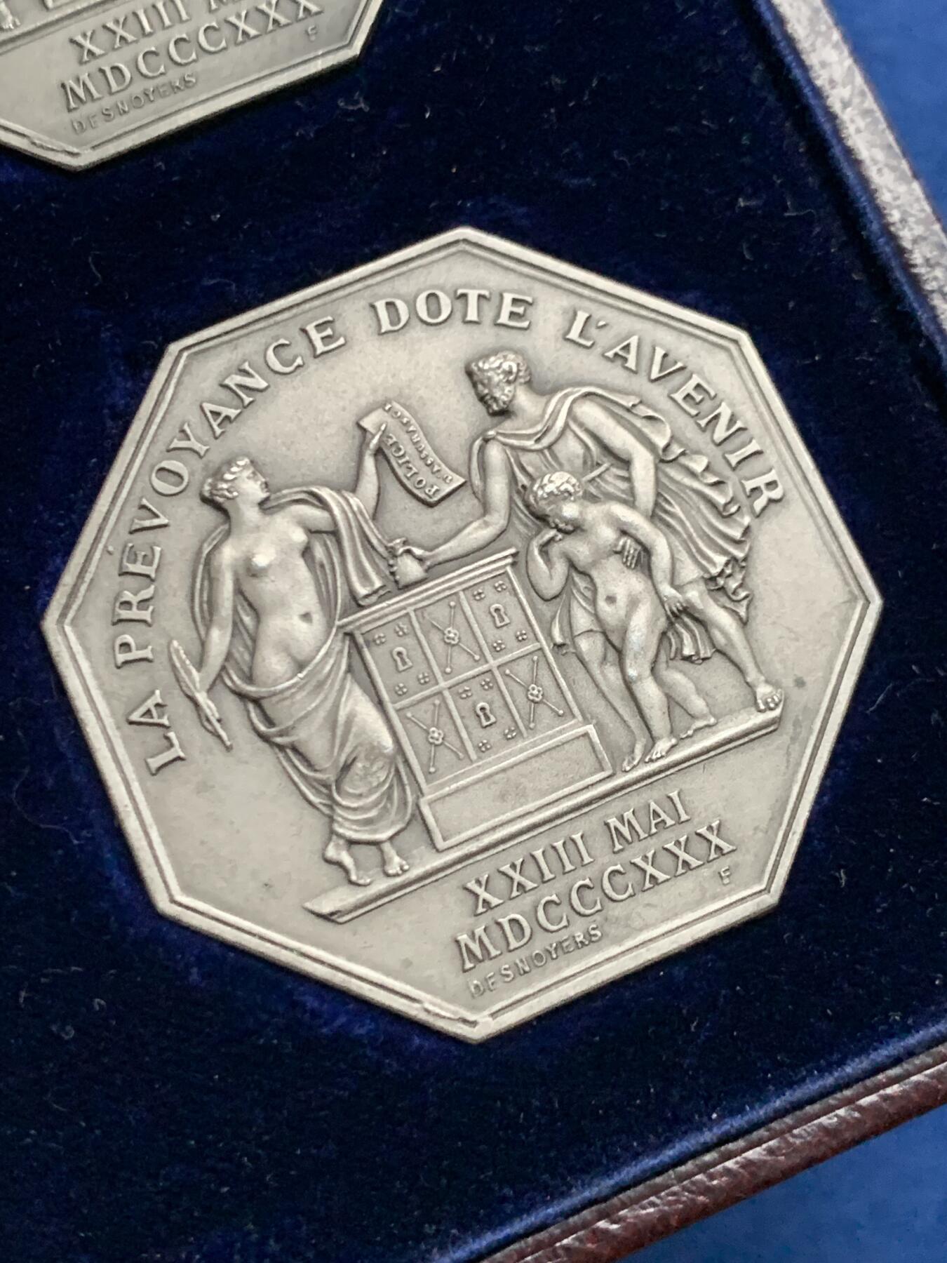 《竞宝斋》第466场 周日，周一 2场连拍 （全场包邮）欢迎送拍 法国人寿保险公司银质八角代币 4枚装 皮盒套装 出厂品相 皇家保险银质奖章 正面中央铭文