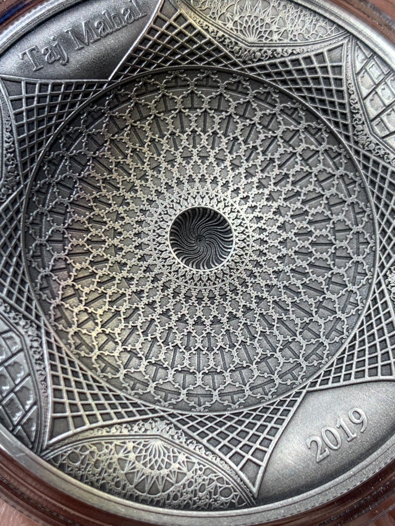 《竞宝斋》第466场 周日，周一 2场连拍 （全场包邮）欢迎送拍 所罗门群岛2019年10元四层堆叠仿古银币 印度泰姬陵穹顶 100克999银 发行量：999 盒证全