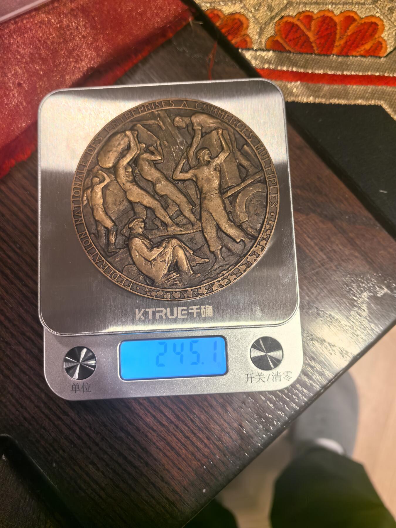 欧洲铜章和回流杂项第一场 欧洲铜章 铜章深度解析：法国全国多种商业企业联合会纪念章 这枚铜章是法国著名雕塑家 Paul Landowski（保罗·朗多夫斯基，1875-1961） 于1950年创作的作品，属于法国全国多种商业企业联合会