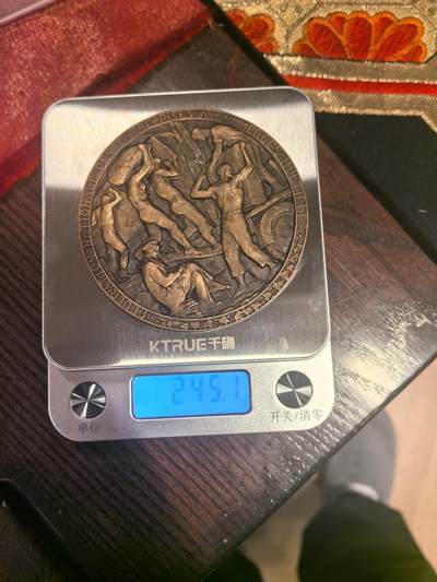 欧洲银章、铜章，大优惠起拍价都是银价计算 欧洲铜章 铜章深度解析：法国全国多种商业企业联合会纪念章245克这枚铜章是法国著名雕塑家 Paul Landowski（保罗·朗多夫斯基，1875-1961） 于1950年创作的作品，属于法国全国多种商业企业联合会