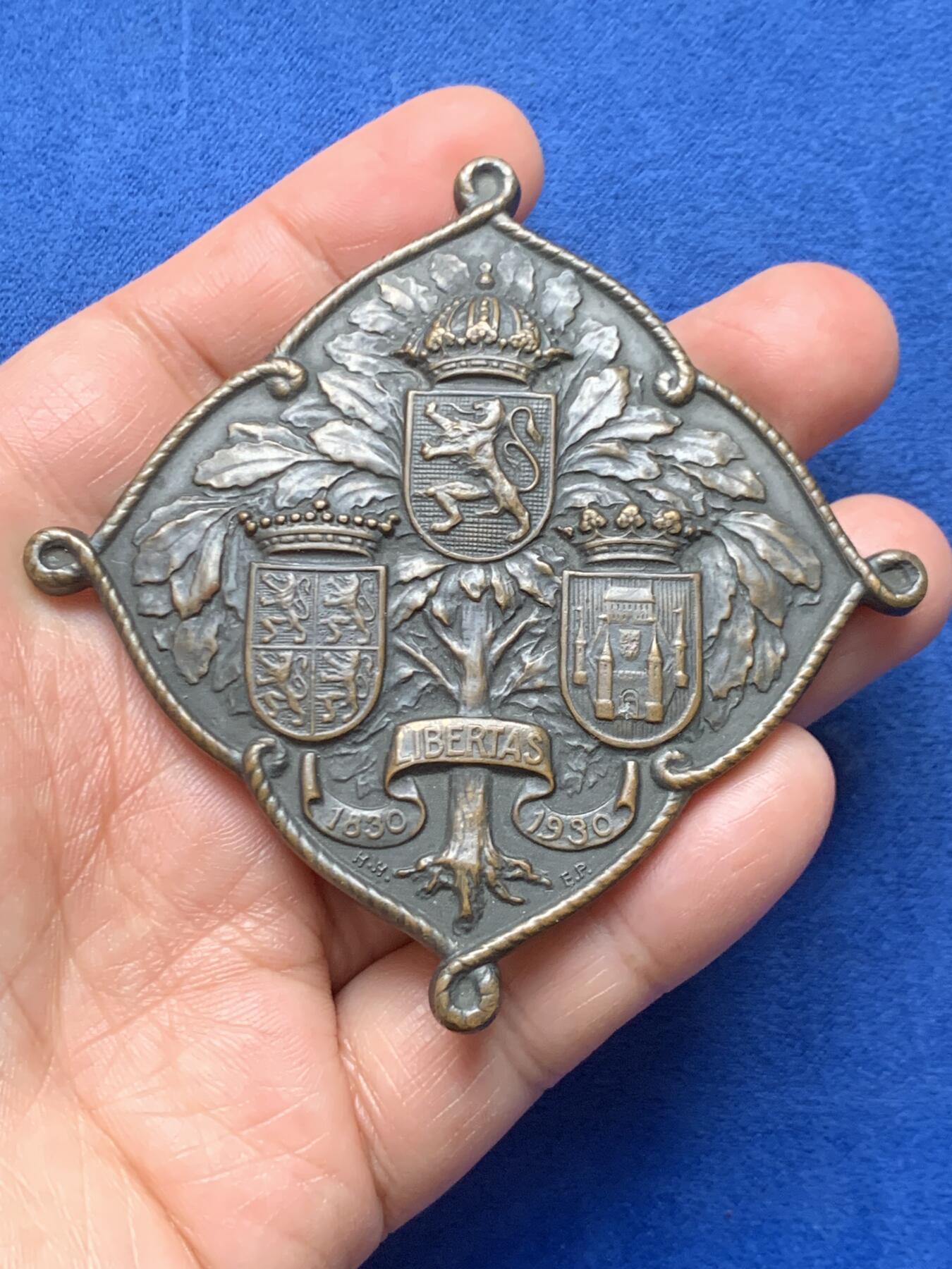 《竞宝斋》第466场 周日，周一 2场连拍 （全场包邮）欢迎送拍 1930年比利时蒙斯市旗游行纪念铜章 异形 重约87.7克 57.3mm