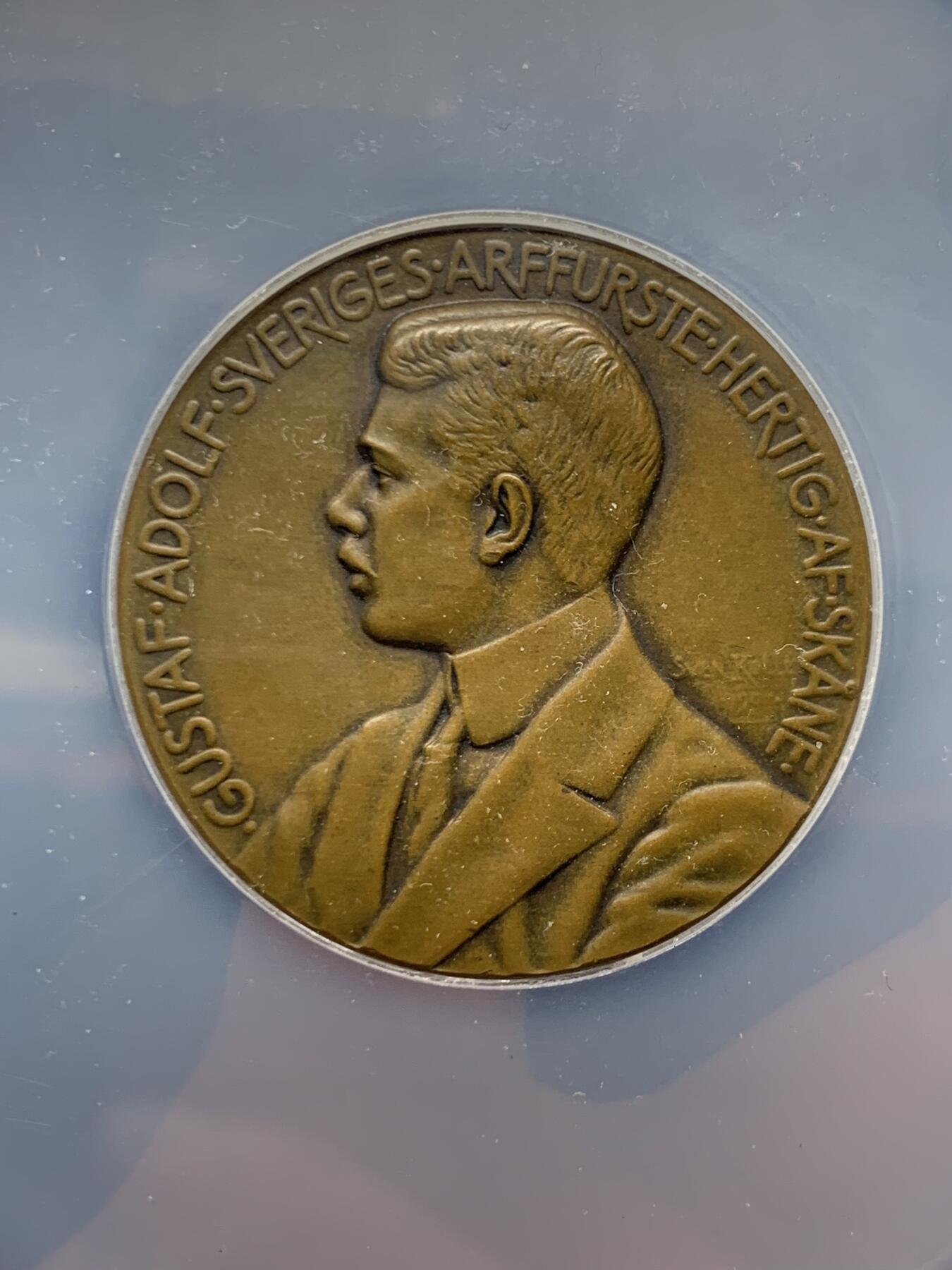 《竞宝斋》第466场 周日，周一 2场连拍 （全场包邮）欢迎送拍 NGC MS64BN 瑞典1907年艺术与工业博览会大铜章，46毫米，高分，加大盒封装。