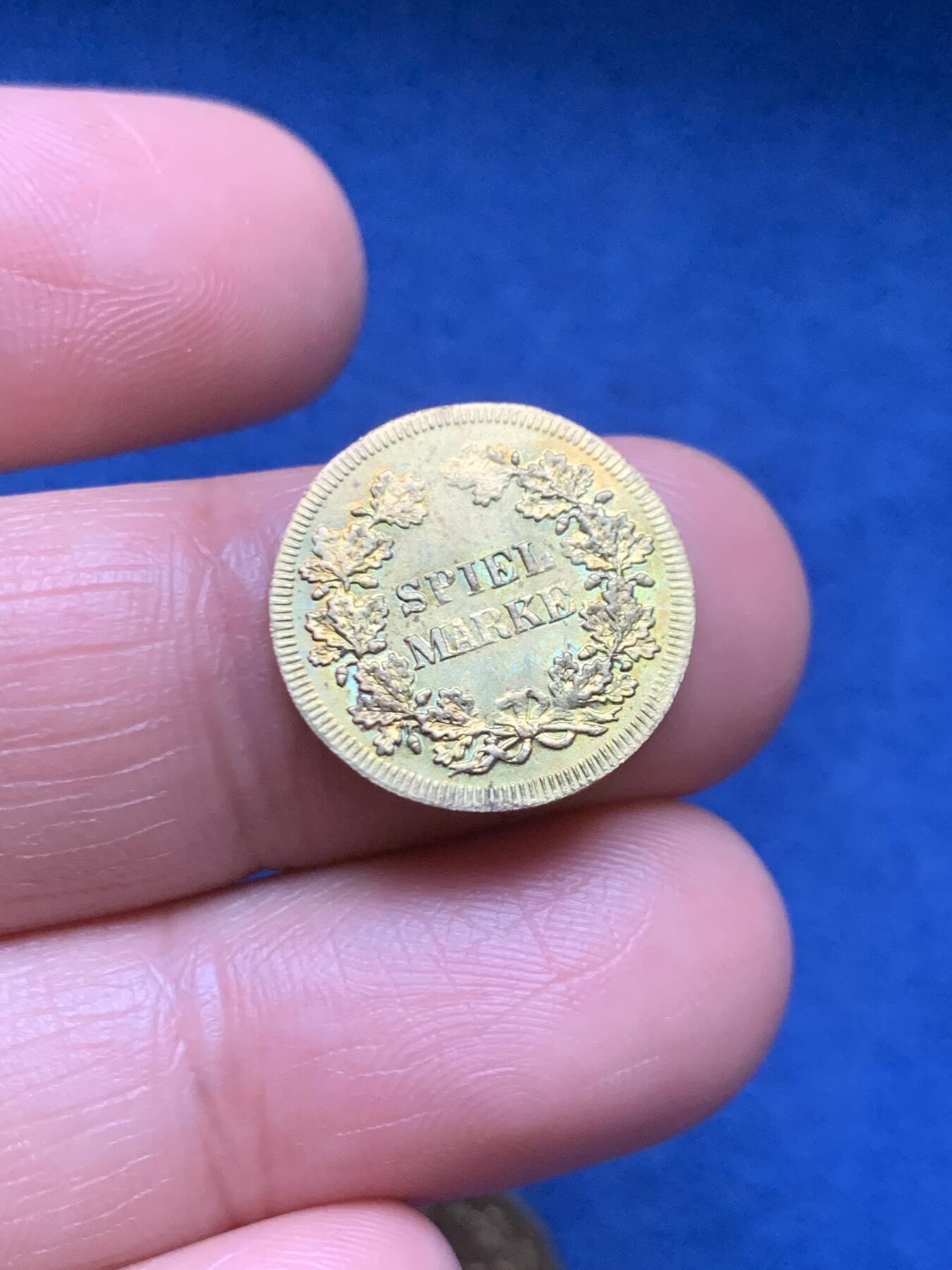 《竞宝斋》第466场 周日，周一 2场连拍 （全场包邮）欢迎送拍 两枚一组 维多利亚头像代用币 材质版本不明 细节见图 总重约1.95克