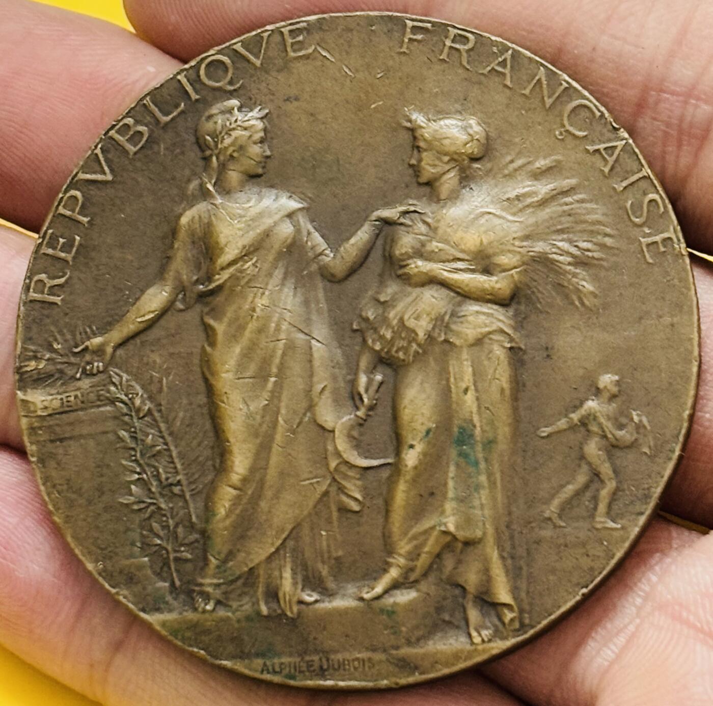 文馨钱币收藏第 295 场，（元宵场）各种银币散币纪念章，长期接代拍业务 约（1880-1900 年） 法兰西第三共和国时期农业协会青铜纪念章，中心铭文为农业协会，底部绥带为科学与劳动，带雕刻师签名缩写 AD （Achille  Dubois ）正面是农夫耕耘场景田野与农舍，其美好寓意是科学引导农业，共和国支持农民劳动创造繁荣，细节看图