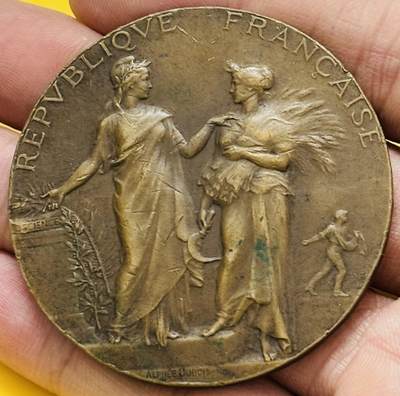 文馨钱币收藏第 295 场，（元宵场）各种银币散币纪念章，长期接代拍业务 - 约（1880-1900 年） 法兰西第三共和国时期农业协会青铜纪念章，中心铭文为农业协会，底部绥带为科学与劳动，带雕刻师签名缩写 AD （Achille  Dubois ）正面是农夫耕耘场景田野与农舍，其美好寓意是科学引导农业，共和国支持农民劳动创造繁荣，细节看图