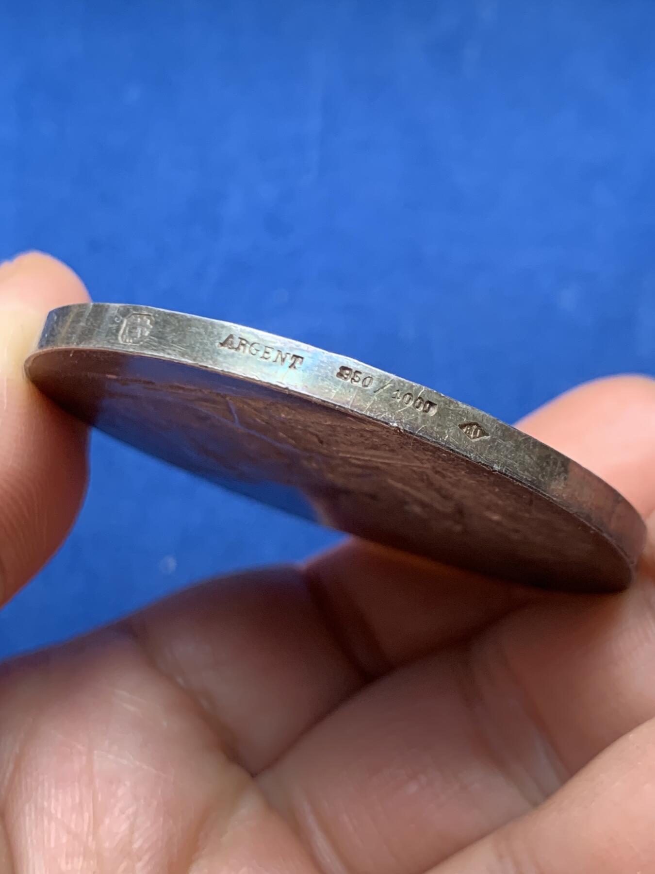 《竞宝斋》第466场 周日，周一 2场连拍 （全场包邮）欢迎送拍 法国阿列省园艺协会大银章 菱形野猪头银标 63.4克 50.3mm