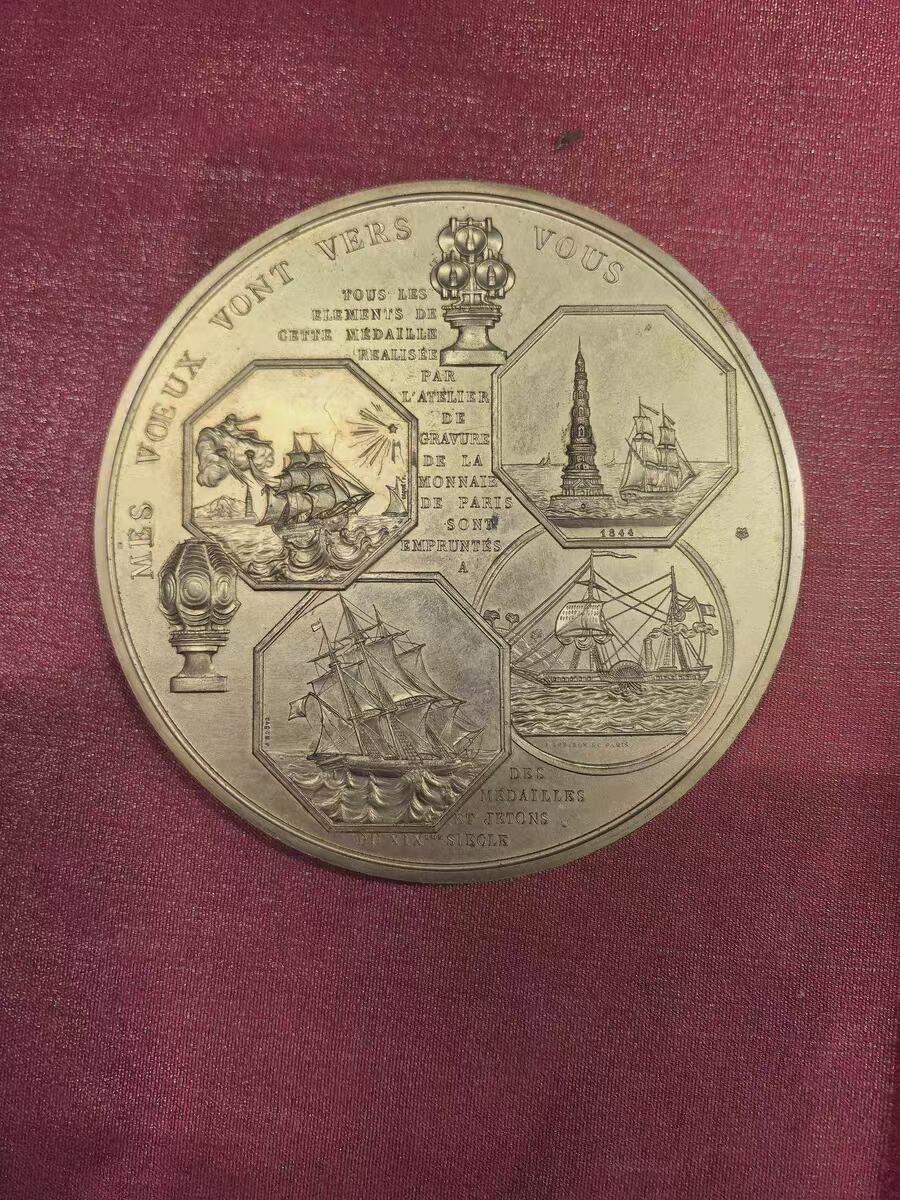 欧洲铜章和回流杂项第一场 铜章深度解析：巴黎造币厂叠币章（海陆空交通主题） 这枚铜章是法国新艺术运动时期的经典作品，由巴黎造币厂（Monnaie de Paris）发行，以其独特的“叠币”设计和对人类交通发展的描绘而闻名