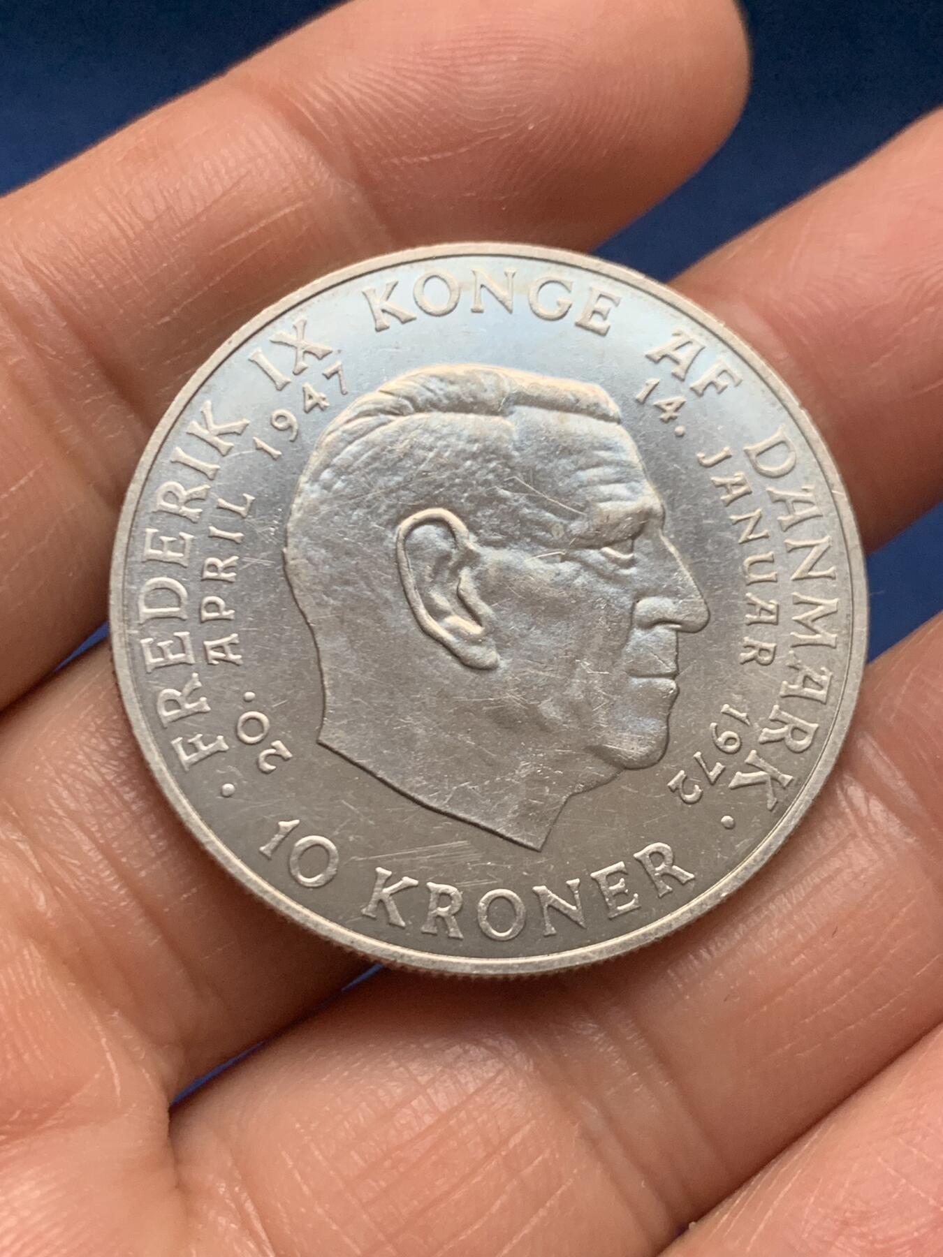 《竞宝斋》第466场 周日，周一 2场连拍 （全场包邮）欢迎送拍 丹麦1972年弗雷德里克九世逝世与玛格丽特二世即位10克朗银币 800银 20.5克