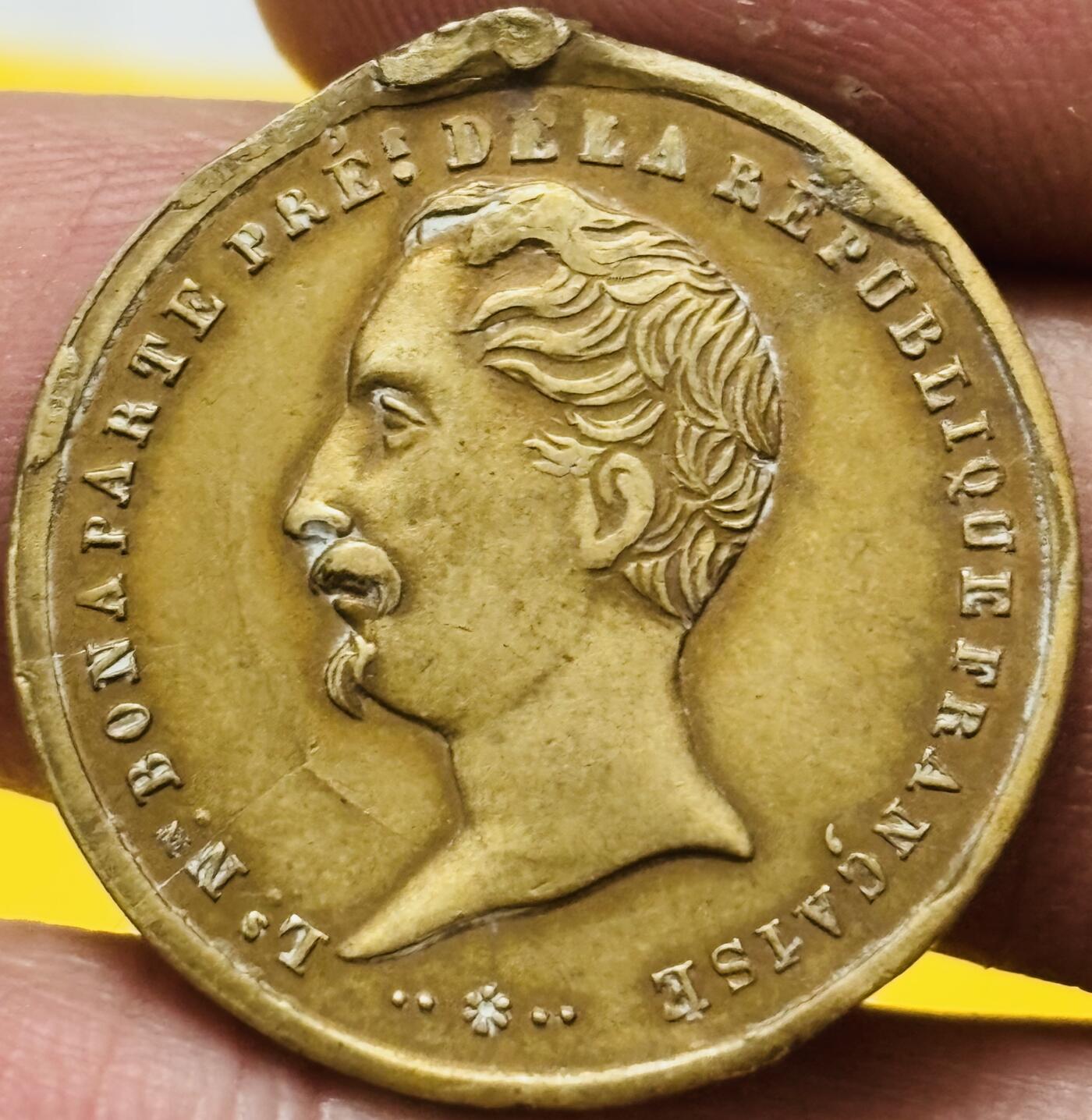 文馨钱币收藏第 295 场，（元宵场）各种银币散币纪念章，长期接代拍业务 少见 1848 年路易拿破仑波拿巴，1848 年 12 月 20 日宣布就职法兰西第二共和国总统纪念章，其历史意义表明了法国历史上首次通过普选当上总统，也是拿破仑一世侄子重返历史舞台权力起点，也是欧洲革命历史浪潮的重要实物见证，记录了法国从君主制向共和制转型