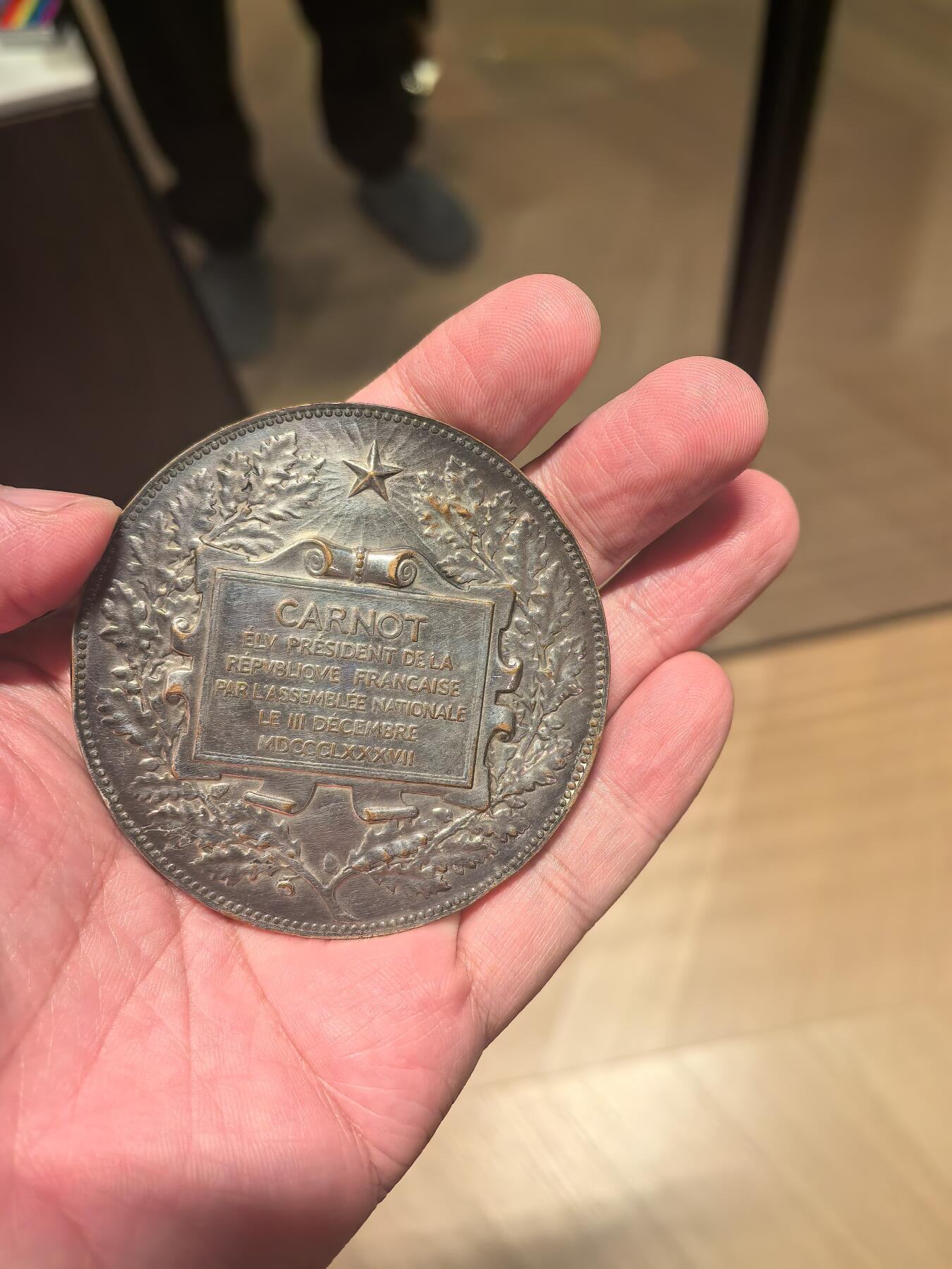 欧洲铜章和回流杂项第一场 欧洲铜章 法国萨迪·卡诺总统纪念章 这是一枚纪念法兰西第三共和国总统**玛丽·弗朗索瓦·萨迪·卡诺（Marie François Sadi Carnot）**的纪念章。铜镀银、鎏银铜章