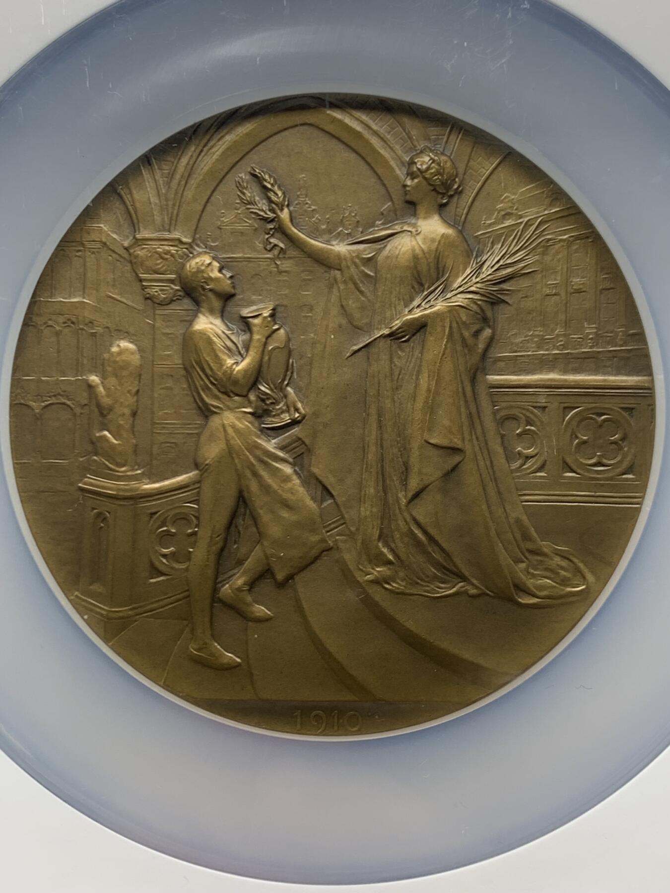 《竞宝斋》第466场 周日，周一 2场连拍 （全场包邮）欢迎送拍 NGC MS65BN 超高分 比利时环球博览会布鲁塞尔1910年艺术奖章，世博题材名章。大师 Devreese经典作品之一，直径：71mm，重：125克，加大加厚盒