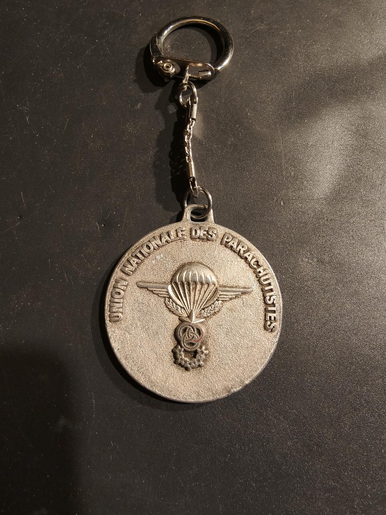 老王徽章第185期 法国国家退役空降兵协会钥匙扣