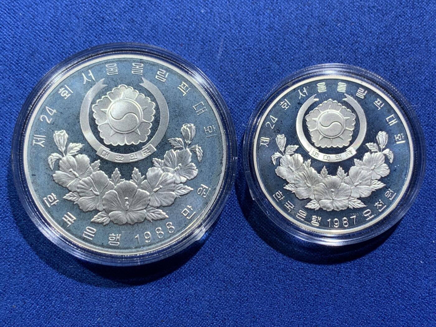 《竞宝斋》第466场 周日，周一 2场连拍 （全场包邮）欢迎送拍 韩国1988年1万元和5千元精制银币套 汉城奥运会-马术和跆拳道 33.62和16.81克 925银 盒证全