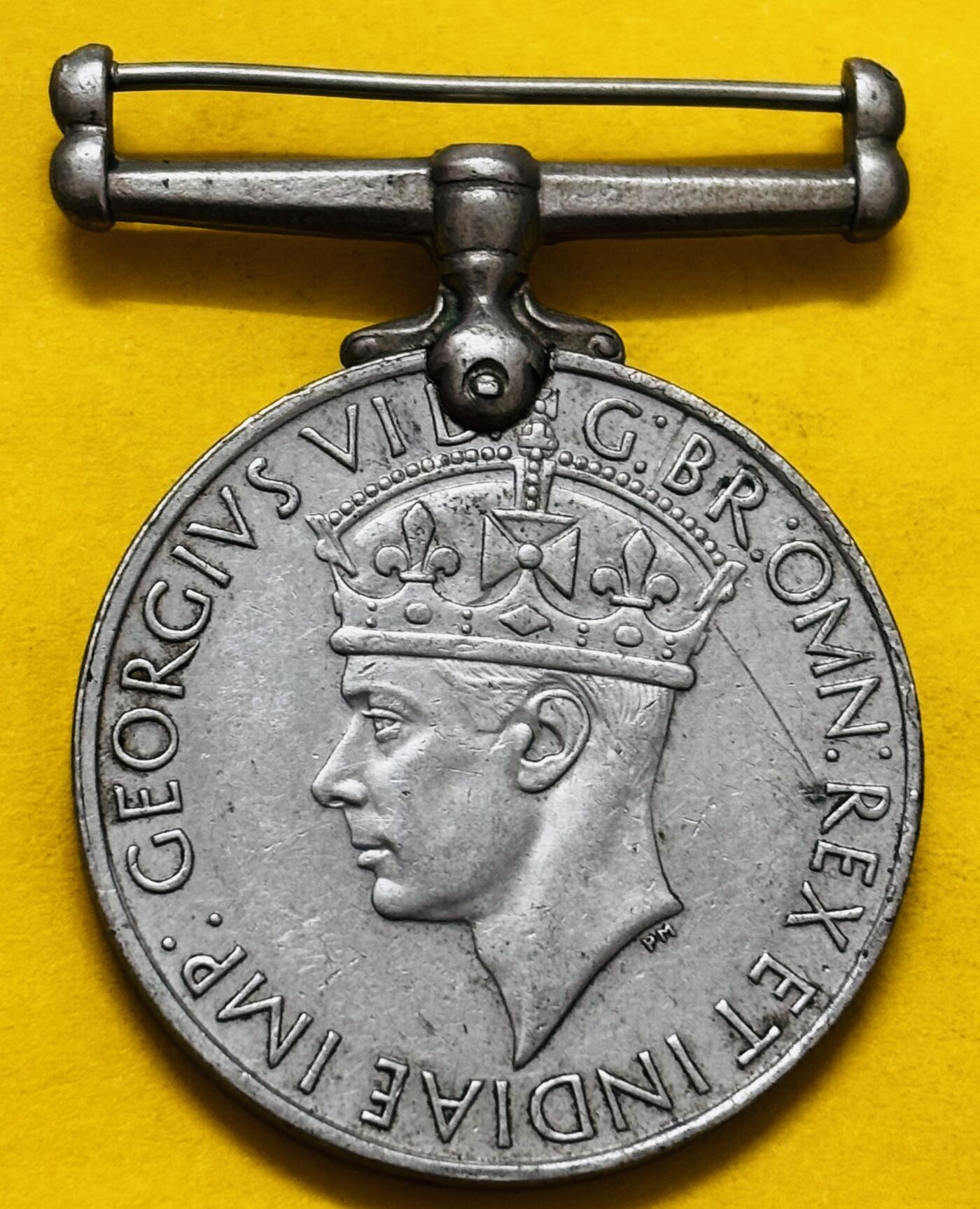 文馨钱币收藏第 295 场，（元宵场）各种银币散币纪念章，长期接代拍业务 1939-1945 年第二次世界大战服役奖章，主图案雄狮踩踏倒下双头鹰，象征英国战胜纳粹德国（鹰代表德国），具有极高的历史背景价值