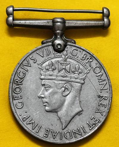 文馨钱币收藏第 295 场，（元宵场）各种银币散币纪念章，长期接代拍业务 - 1939-1945 年第二次世界大战服役奖章，主图案雄狮踩踏倒下双头鹰，象征英国战胜纳粹德国（鹰代表德国），具有极高的历史背景价值