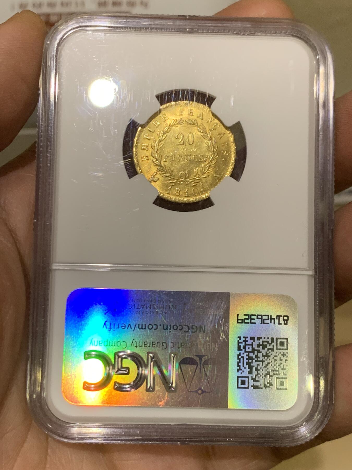 《竞宝斋》第466场 周日，周一 2场连拍 （全场包邮）欢迎送拍 NGC MS64 法国1810年拿破仑一世20法郎金币，900金，6.45克，精品收藏级，拿皇金币作为流通金币好品难得，1810为较少的发行年份，达到这个状态的更是佼佼者，一直是国内外的热门品种且持续上涨。正反面图案清晰，压力足，实物金光灿灿，满转光，一级品相，收藏观赏性很好。