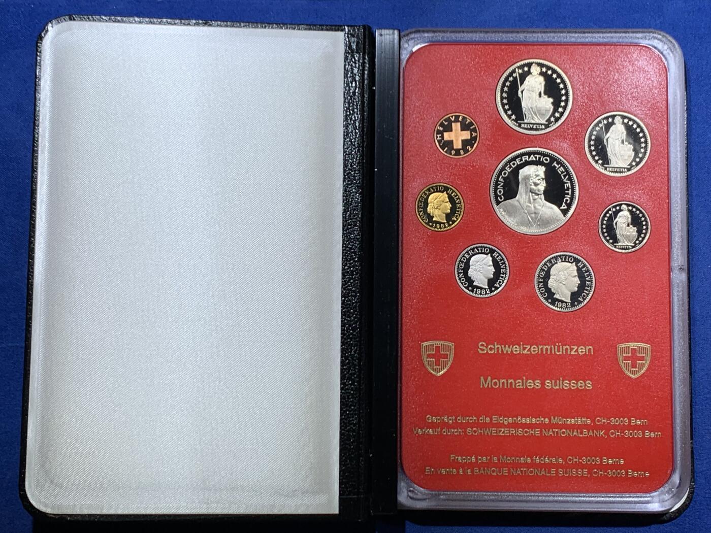 《竞宝斋》第466场 周日，周一 2场连拍 （全场包邮）欢迎送拍 瑞士1982年精制套币 册装