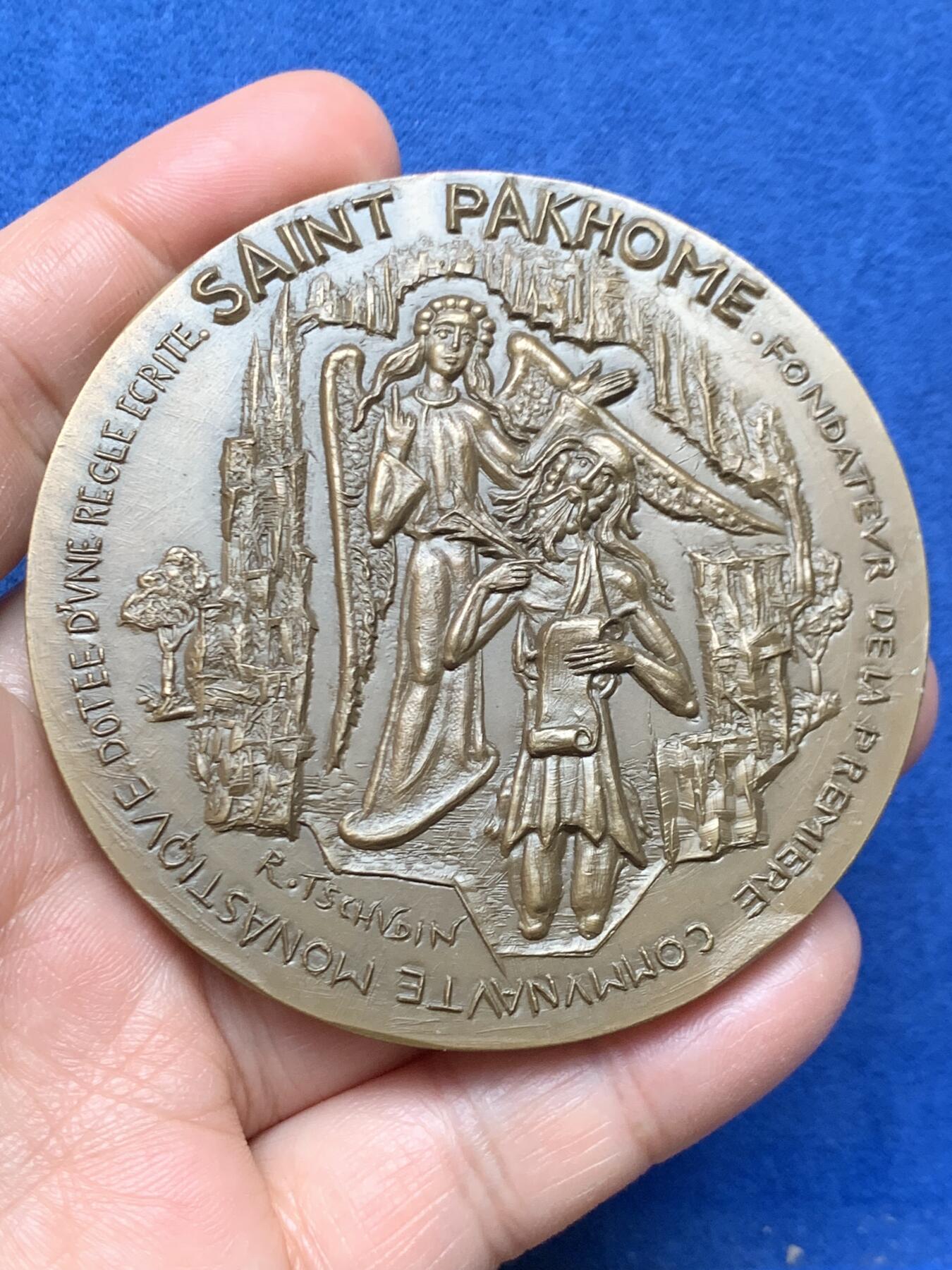《竞宝斋》第466场 周日，周一 2场连拍 （全场包邮）欢迎送拍 法国宗教题材圣帕科姆青铜艺术奖章，瑞士籍雕刻师Robert Tschudin（罗伯特·楚丁）创作，章牌直径71.5毫米，179.2克大章，首拍品种。圣帕科姆--公元4世纪的基督教隐修士，也是基督教历史上首个集体隐修制度的创立者。