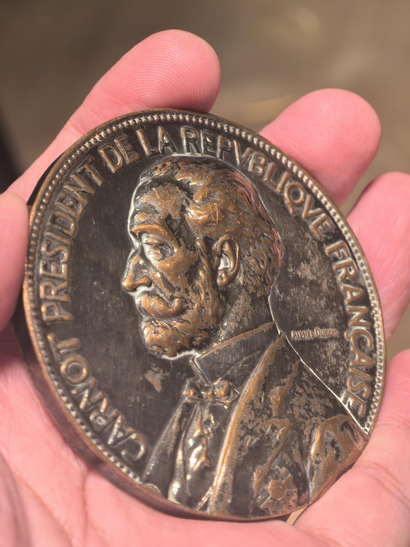 欧洲铜章和回流杂项第一场 欧洲铜章 法国萨迪·卡诺总统纪念章 这是一枚纪念法兰西第三共和国总统**玛丽·弗朗索瓦·萨迪·卡诺（Marie François Sadi Carnot）**的纪念章。铜镀银、鎏银铜章